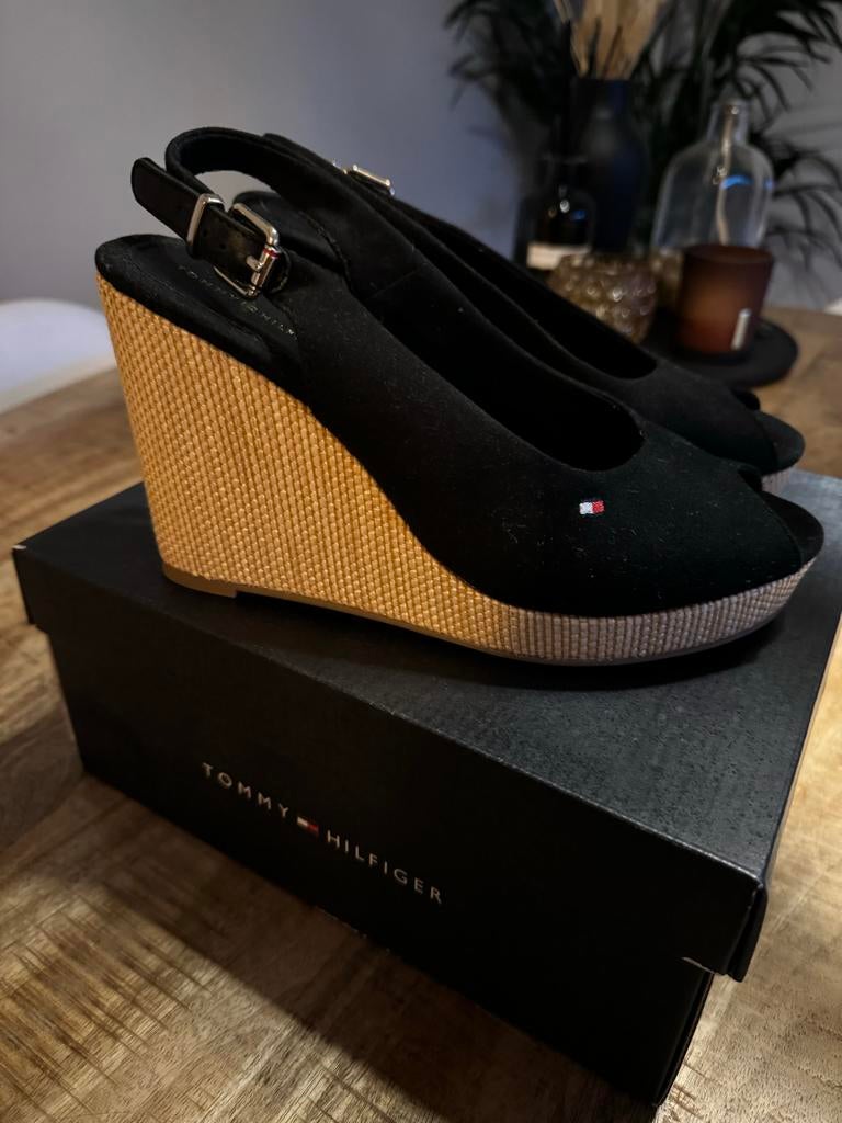 Tommy Hilfiger sleehakken zwart maat 40, Ophalen of Verzenden, Zo goed als nieuw, Zwart, Sandalen of Muiltjes