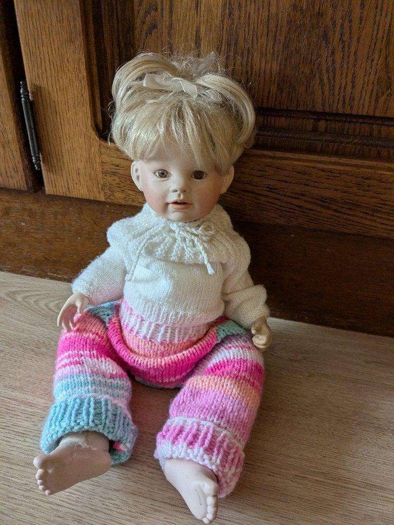 Porseleinen pop met gebreide kleding - Repro of Boots Tyner, Verzamelen, Poppen, Ophalen of Verzenden, Gebruikt, Pop
