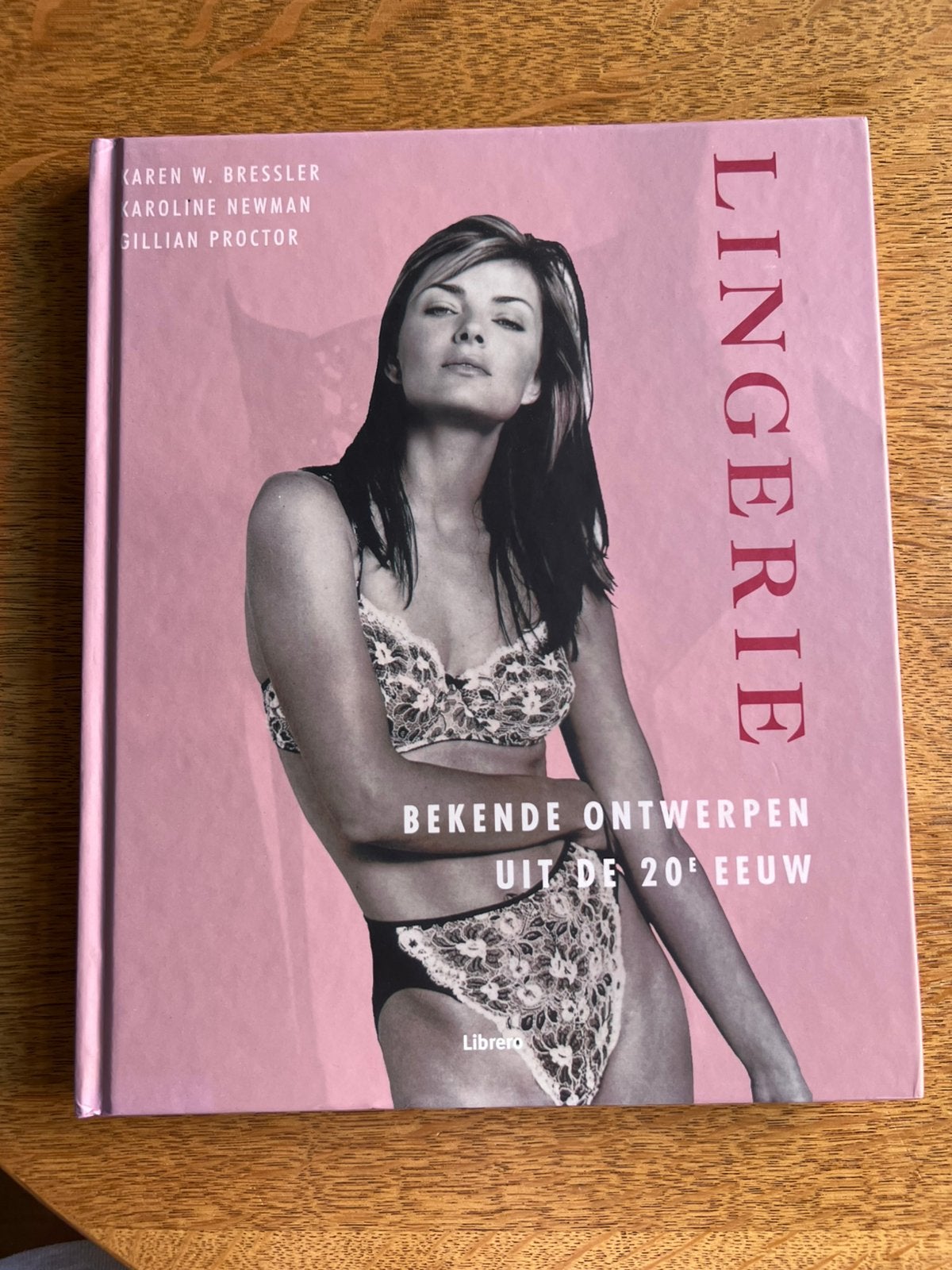 Boek: Lingerie - bekende ontwerpen van de 20e eeuw, Ophalen of Verzenden, Gelezen, Mode algemeen