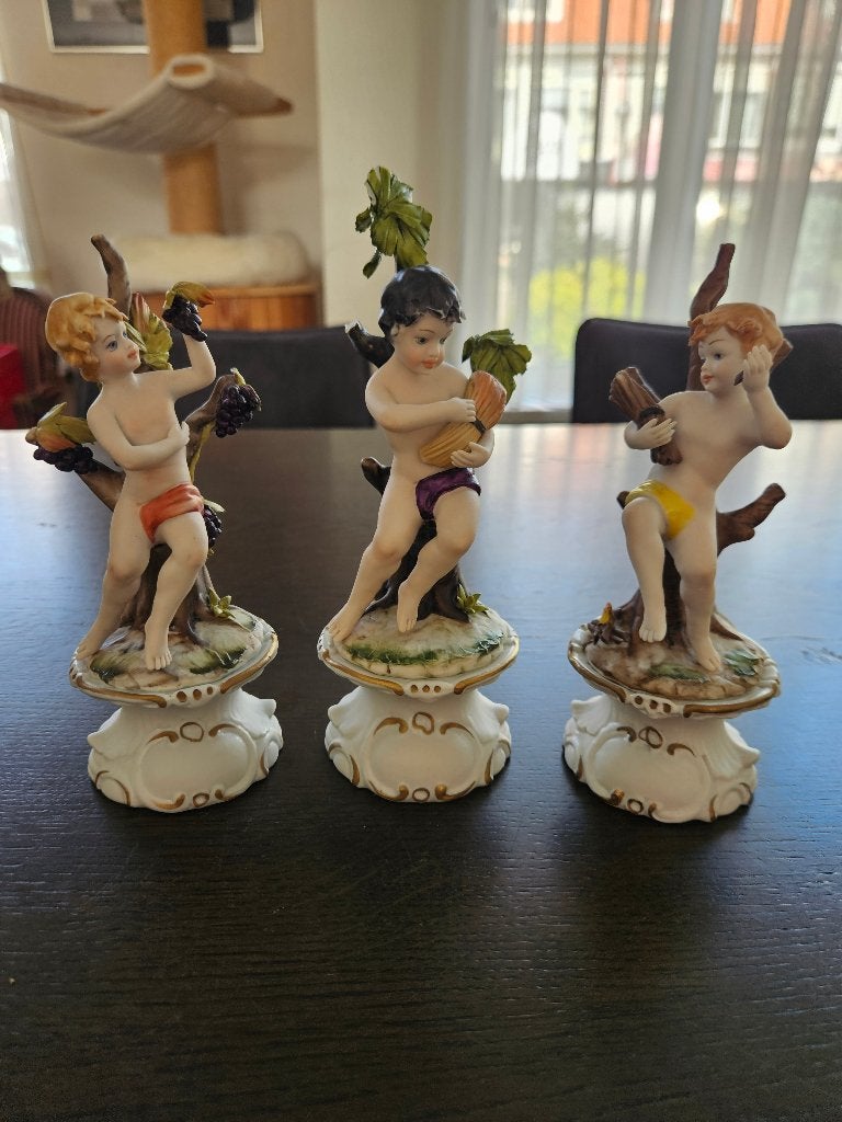 3 vintage Italiaanse porseleinen beeldjes – Capodimonte, Antiek en Kunst, Overige typen, Groep mensen, Minder dan 20 cm, Overige materialen