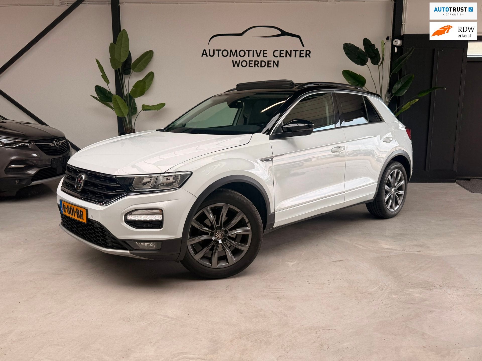 Volkswagen T-Roc 1.5 TSI DSG R-LINE 150PK PANO|SIDE ASSIST|B, Auto's, Volkswagen, Stof, 4 cilinders, 150 pk, Wit
