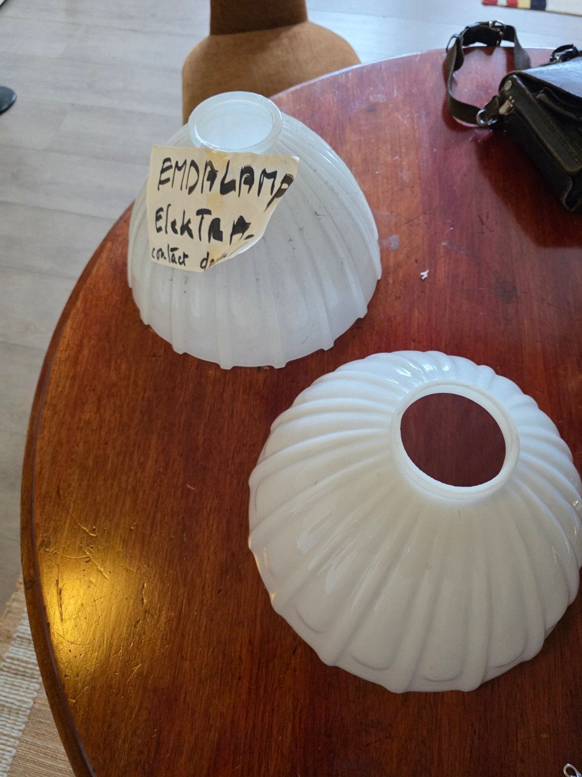 Twee vintage opaline glazen lampenkappen, Ophalen