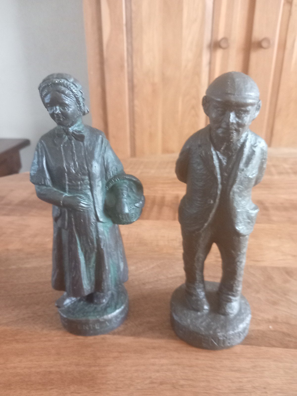 Bronzen beeldjes:contente vrouw en man, Ophalen of Verzenden, Brons, 20 - 50 cm, Beeld