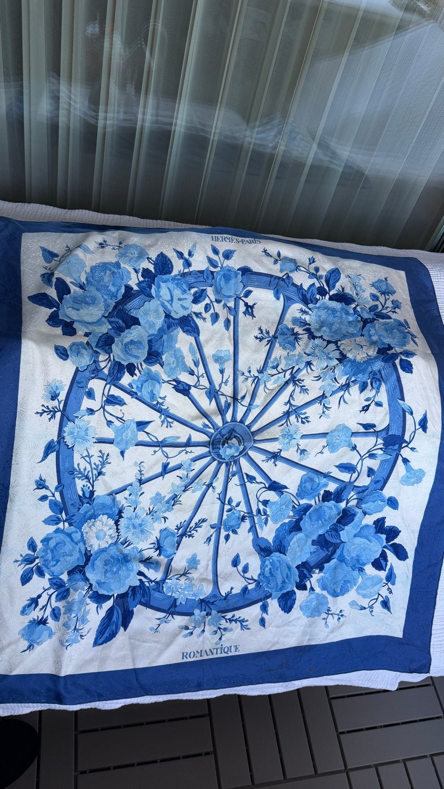Hermès Romantique zijden sjaal - Blauw bloemenwiel, Ophalen, Zo goed als nieuw