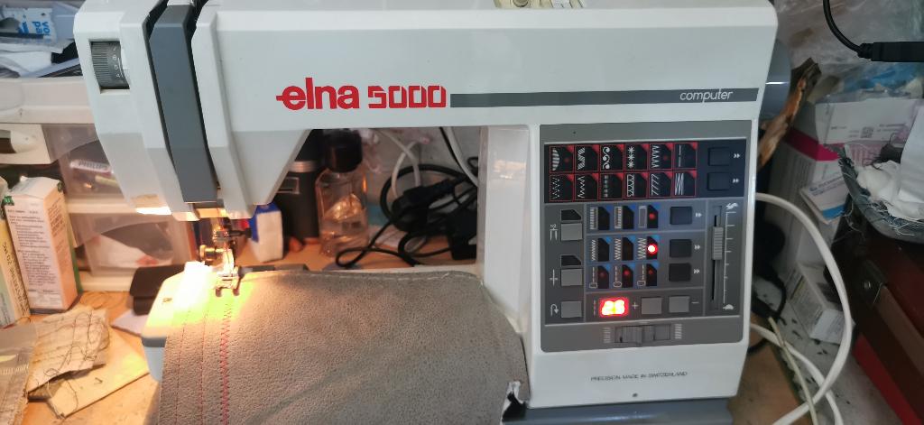 Naaimachine elna 5000 Computer Echt Leer naaien, Ophalen of Verzenden, Zo goed als nieuw, Naaimachine, Overige merken