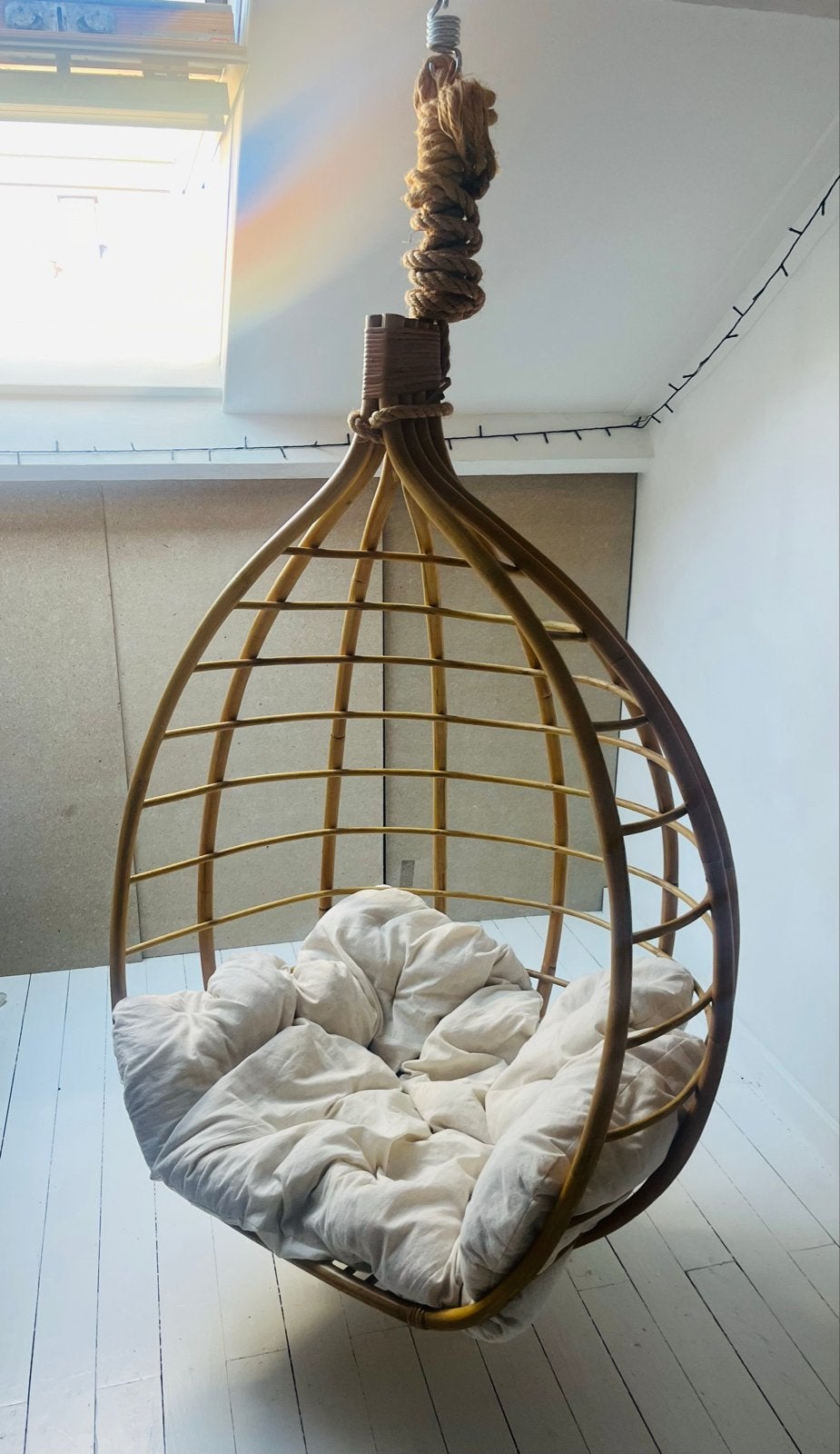 Stijlvolle rotan hangstoel met comfortabel kussen, Ophalen, Bruin, Riet of Rotan, Zo goed als nieuw