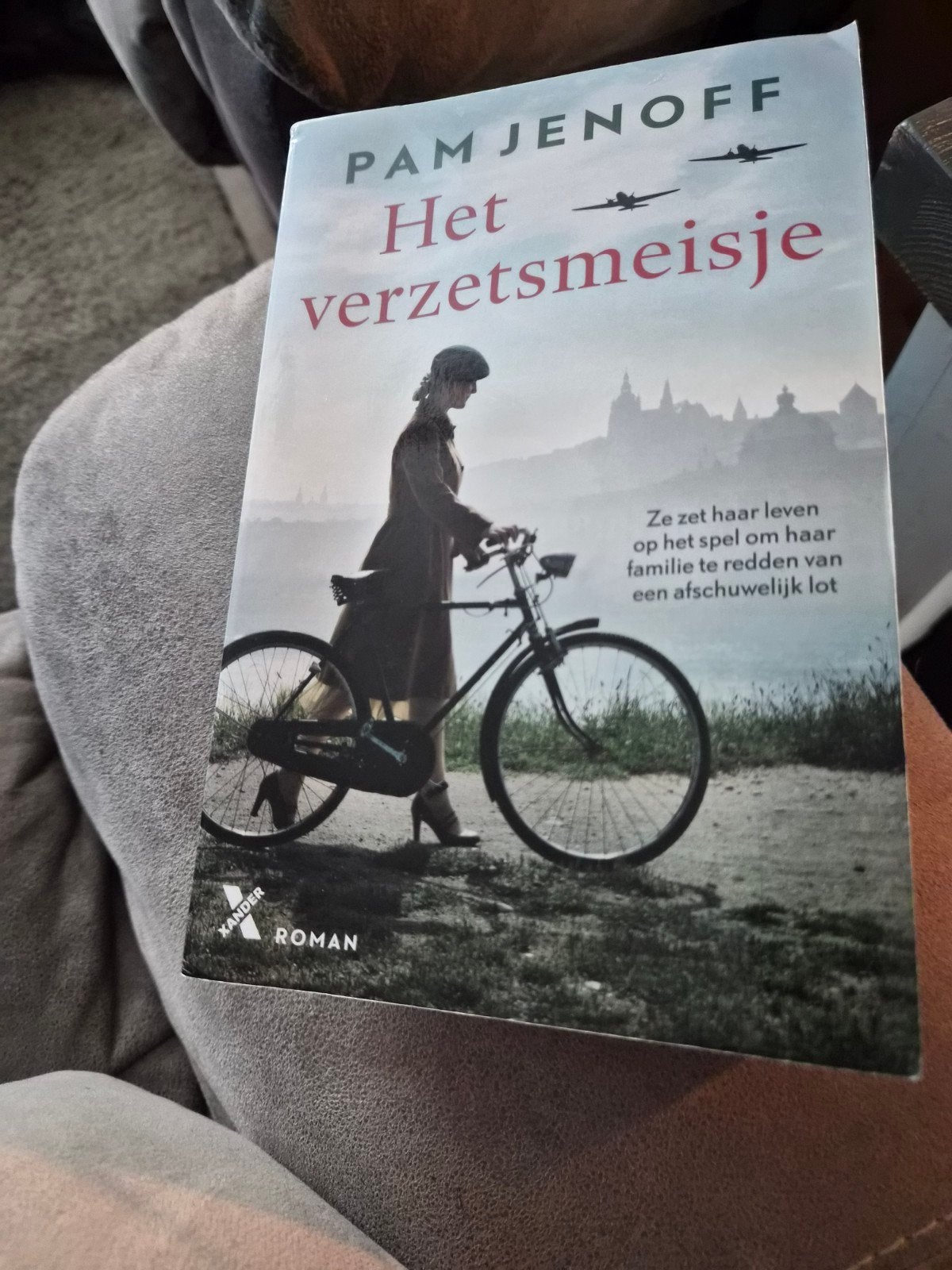 Het Verzetsmeisje - Pam Jenoff (Roman), Ophalen of Verzenden, Gelezen, Pam Jenoff
