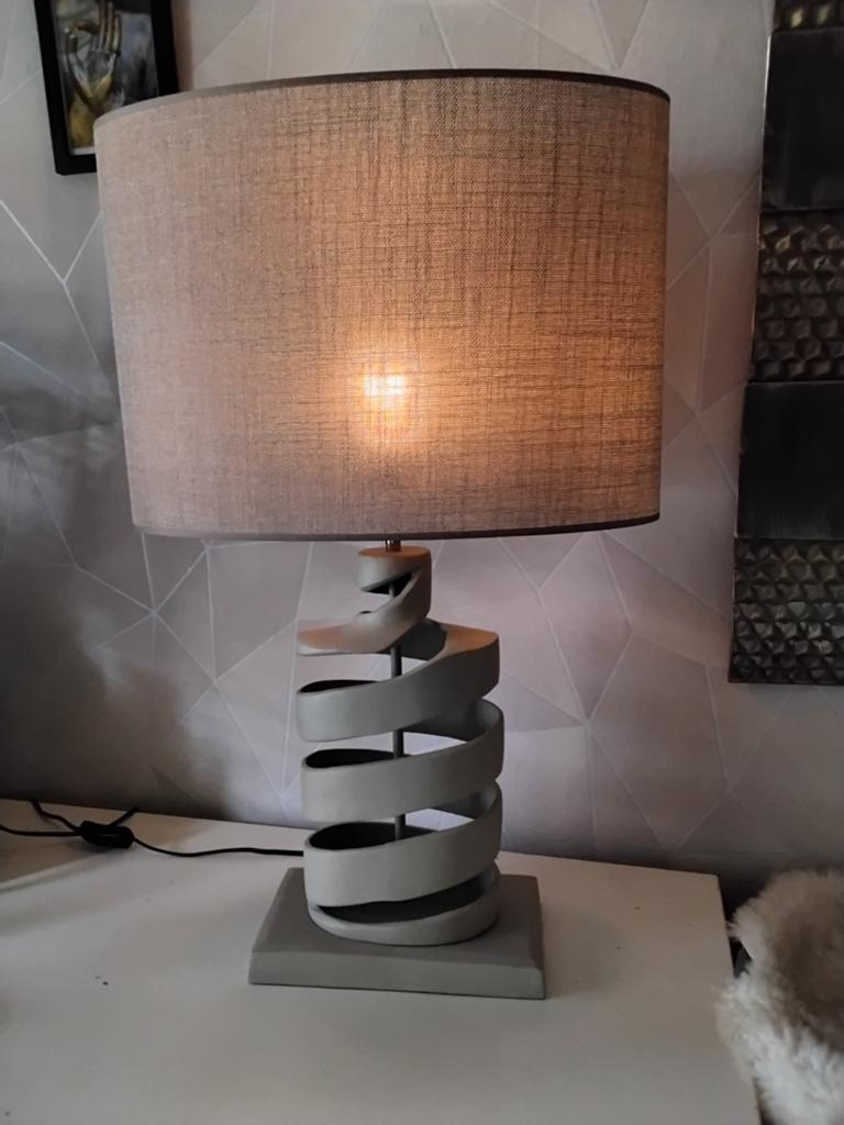Beige ovale tafellamp met gedraaide voet 73x45cm, Ophalen of Verzenden, Minder dan 50 cm