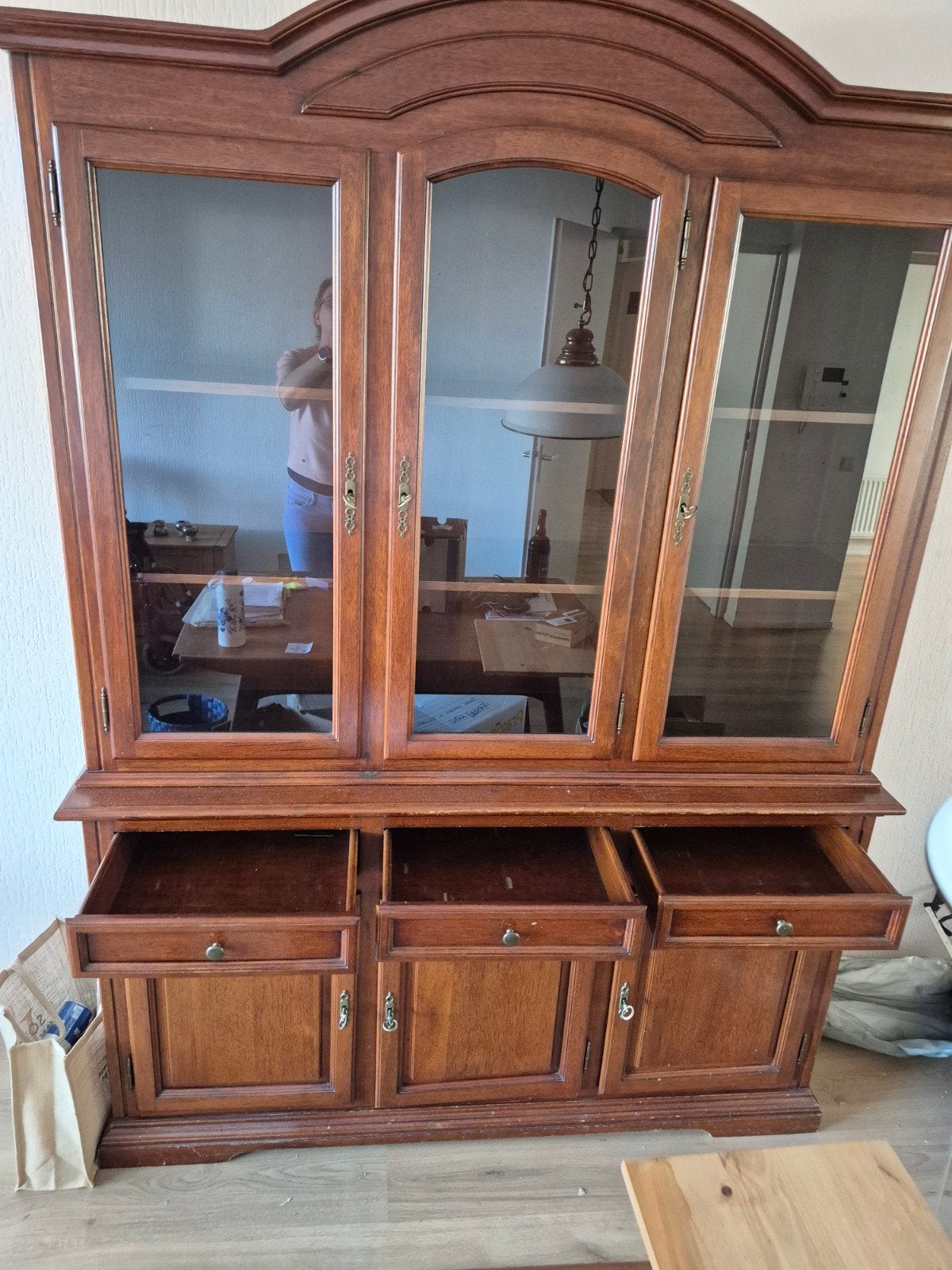 Foto 3 van Nog zwart te maken houten vitrinekast