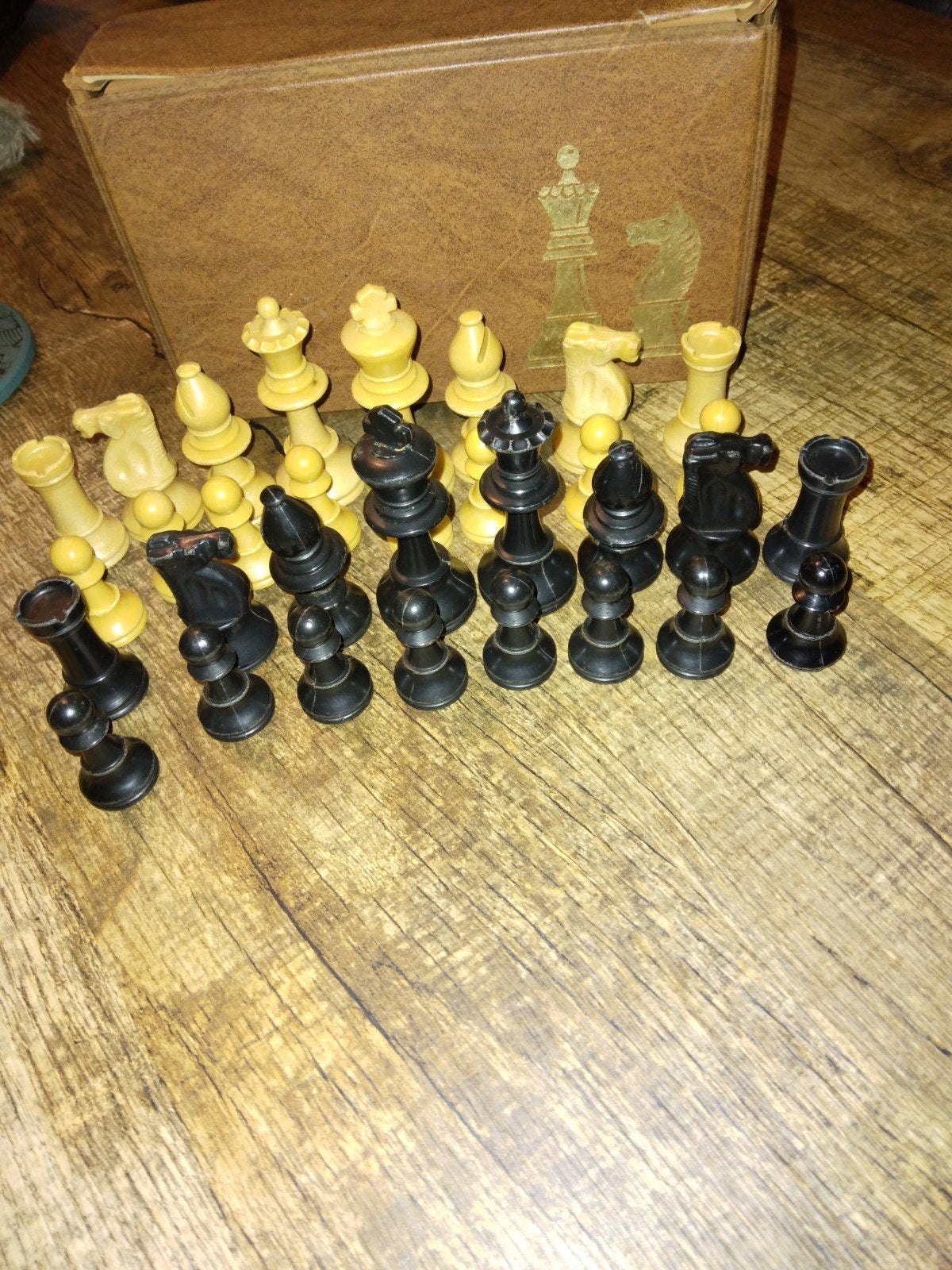 schaakstukken  in doosje, Hobby en Vrije tijd, Gezelschapsspellen | Bordspellen, Ophalen of Verzenden