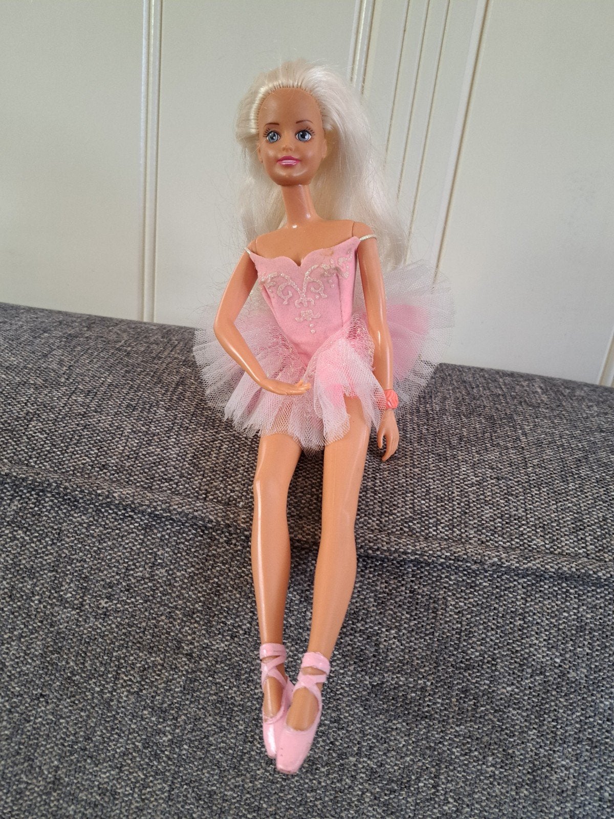 9.  Sindy Hasbro pop uit 1994 in roze balletoutfit, Ophalen of Verzenden, Gebruikt, Fashion Doll