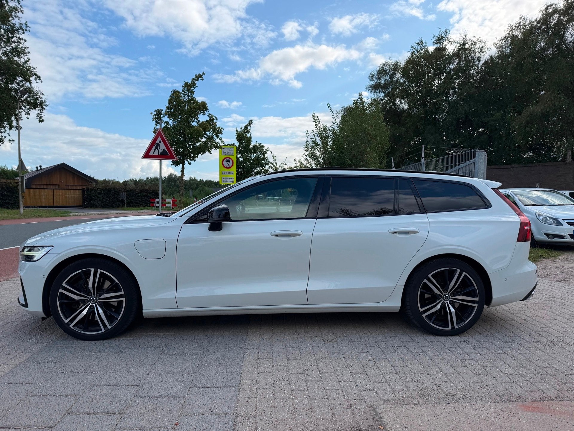 Volvo V60 2.0 T8 Twin Engine AWD R-Design VOL OPTIES, Auto's, Volvo, Gebruikt, Euro 6, 4 cilinders, Wit