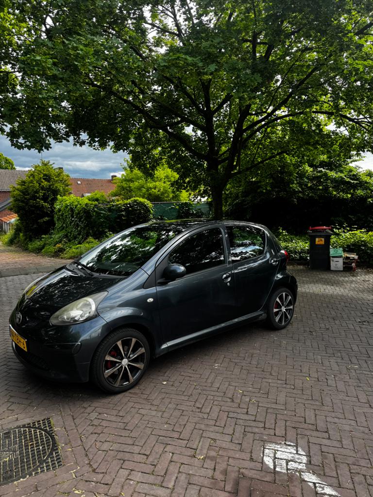 Toyota Aygo 1.0 12V Vvt-i 5DRS 2006 Grijs, Auto's, Voorwielaandrijving, Stof, 4 stoelen, 68 pk