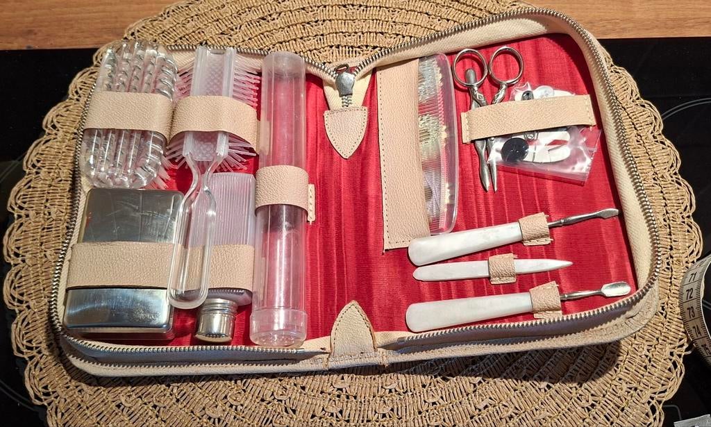 Vintage Reis Toilettas / Manicure Set, Gebruikt, Beige, Ophalen of Verzenden, Handen en Nagels
