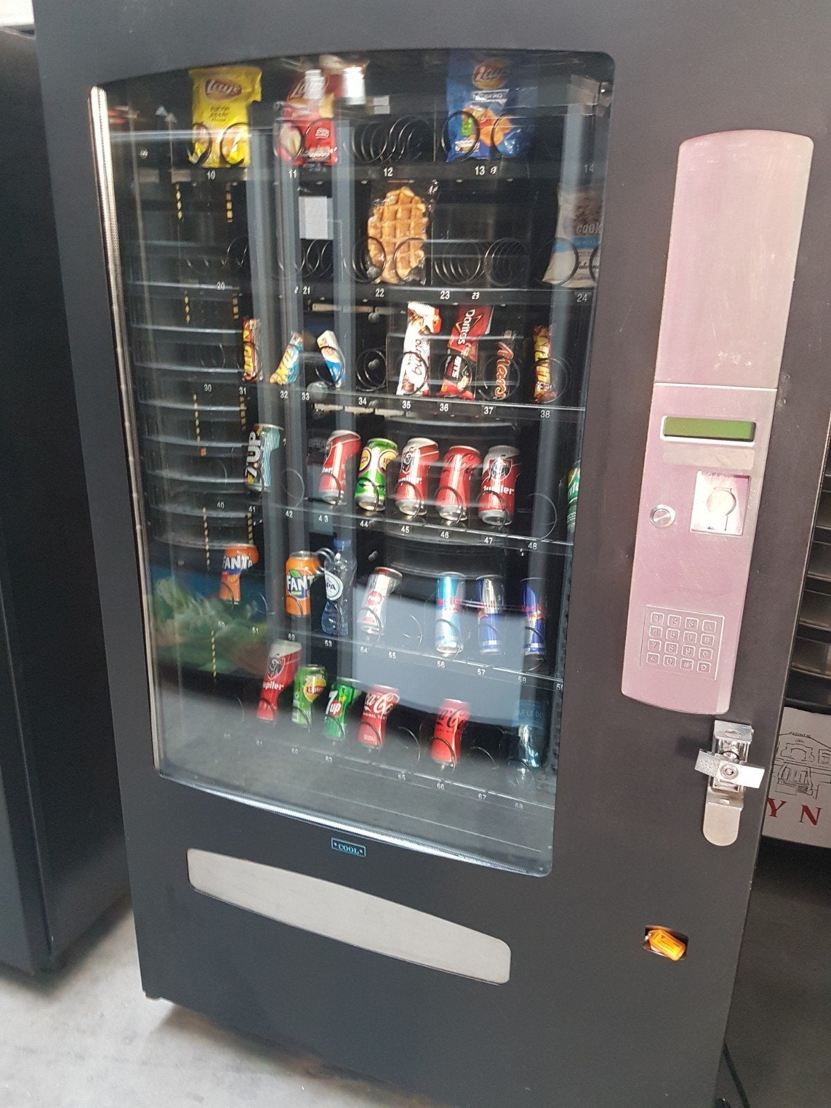 Frisdrank / snack automaat met voorraad ruimte, Ophalen