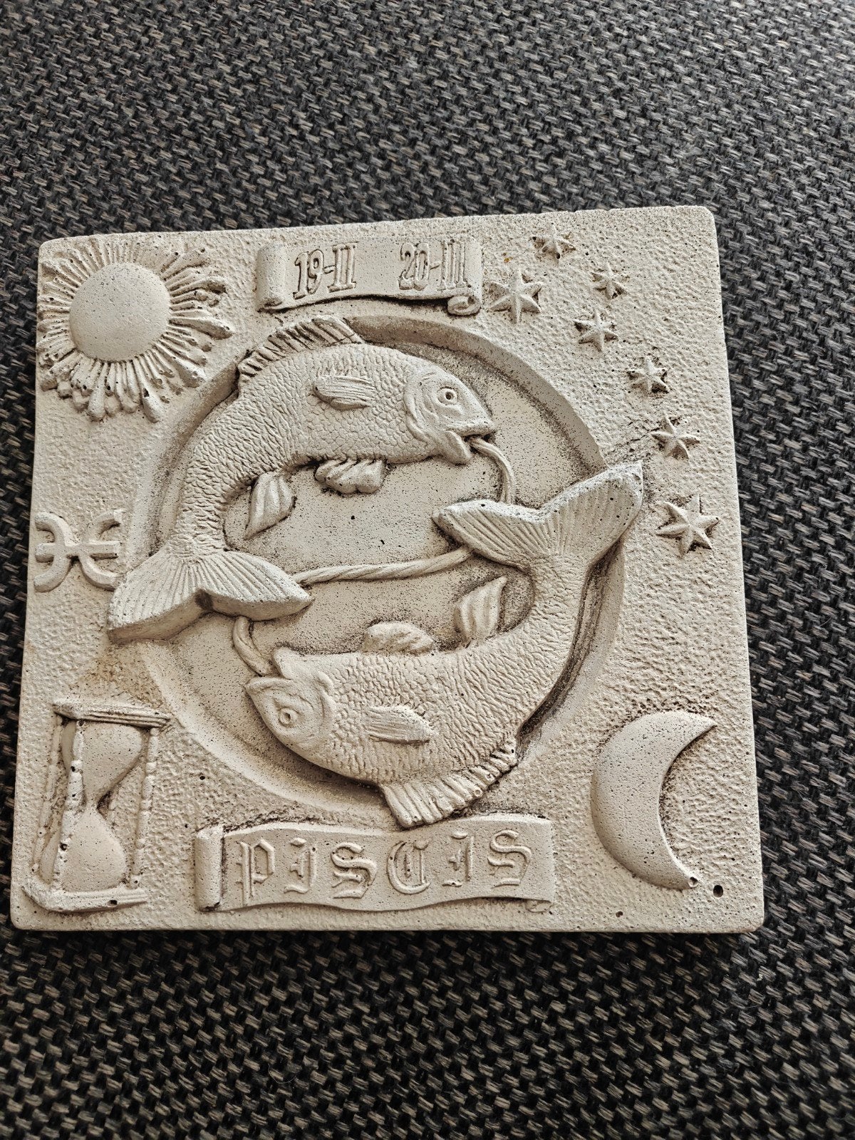 Decoratieve tegel 'Vissen' - Sterrenbeeld, Ophalen of Verzenden, Gebruikt, Beige, Steen/keramiek
