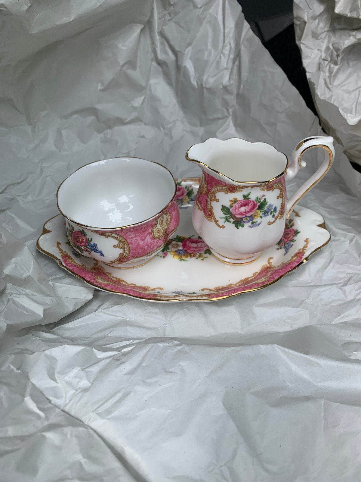Royal Albert Lady Carlyle roomstel, melkkannetje suikerpotje, Antiek en Kunst, Antiek | Servies los, Verzenden