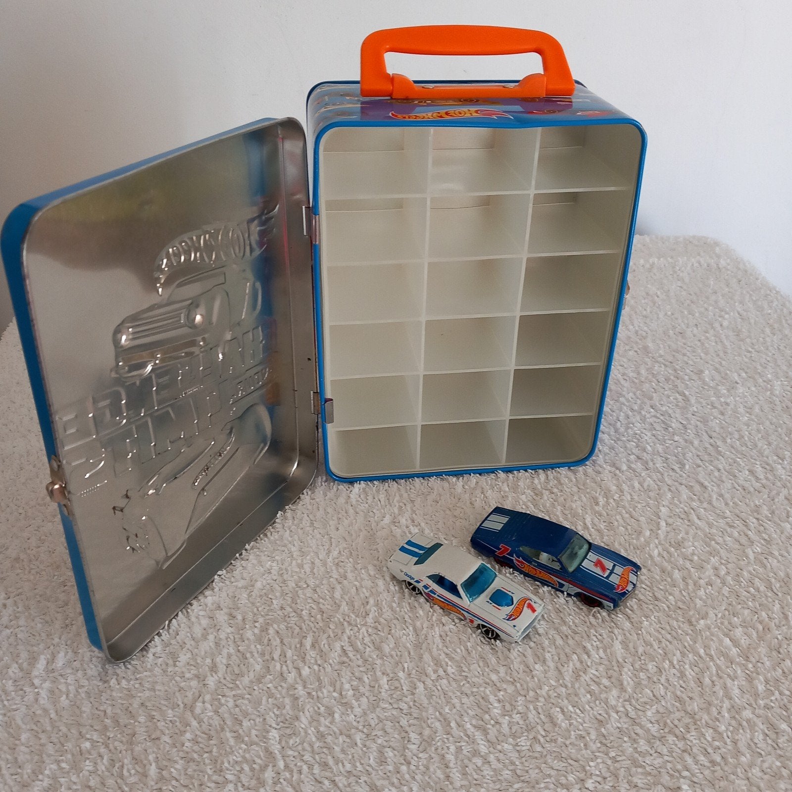 Hot Wheels blik met 2 auto's - Challenge Your Limits, Hobby en Vrije tijd, Ophalen