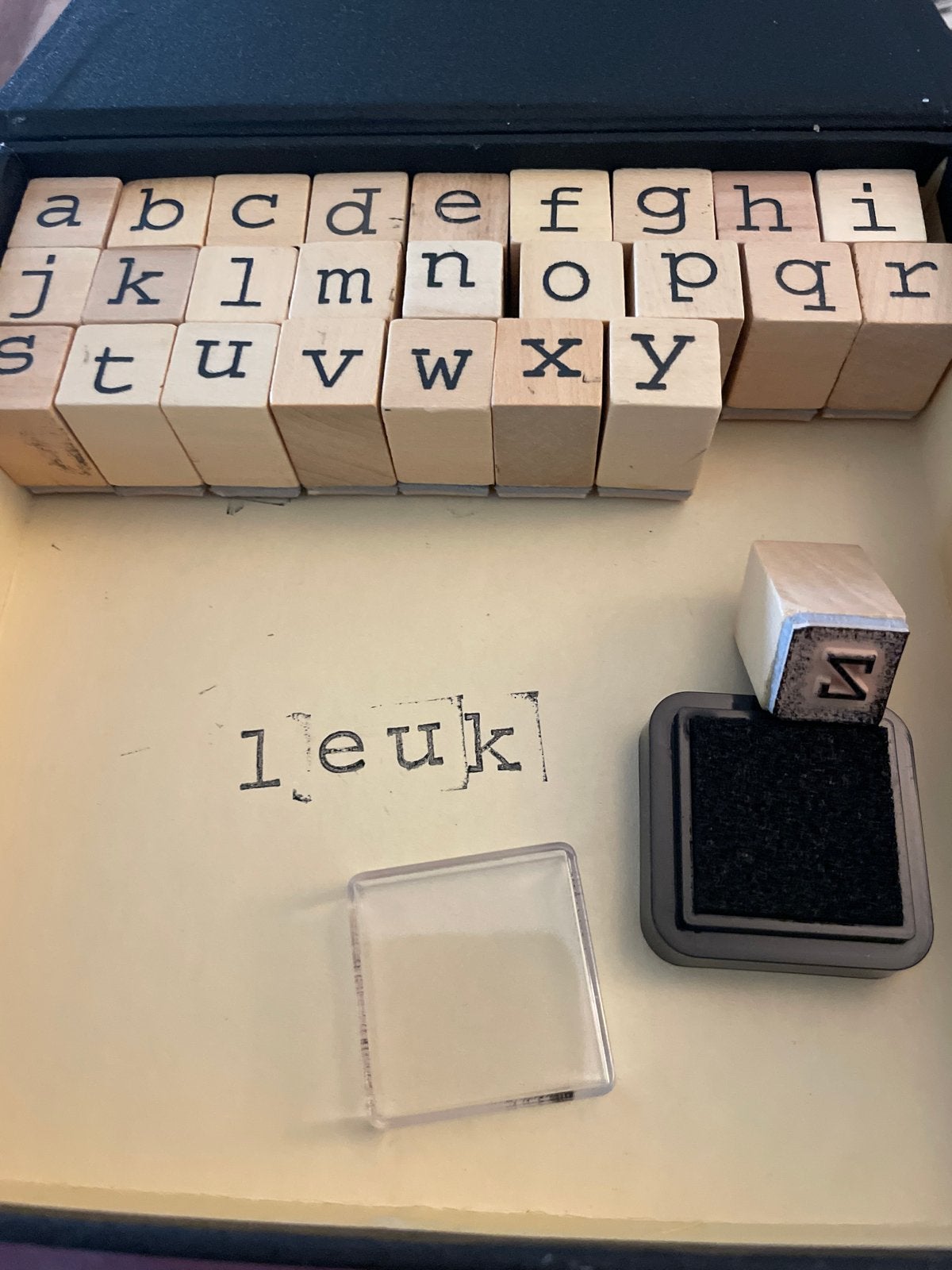 Houten alfabet stempels met inktkussen, Hobby en Vrije tijd, Stempelen, Ophalen of Verzenden, Gebruikt, Houten stempel