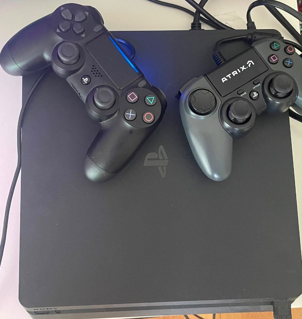 PlayStation 4 console met 2 controllers, Spelcomputers en Games, Spelcomputers | Sony PlayStation 4, Zo goed als nieuw, Original