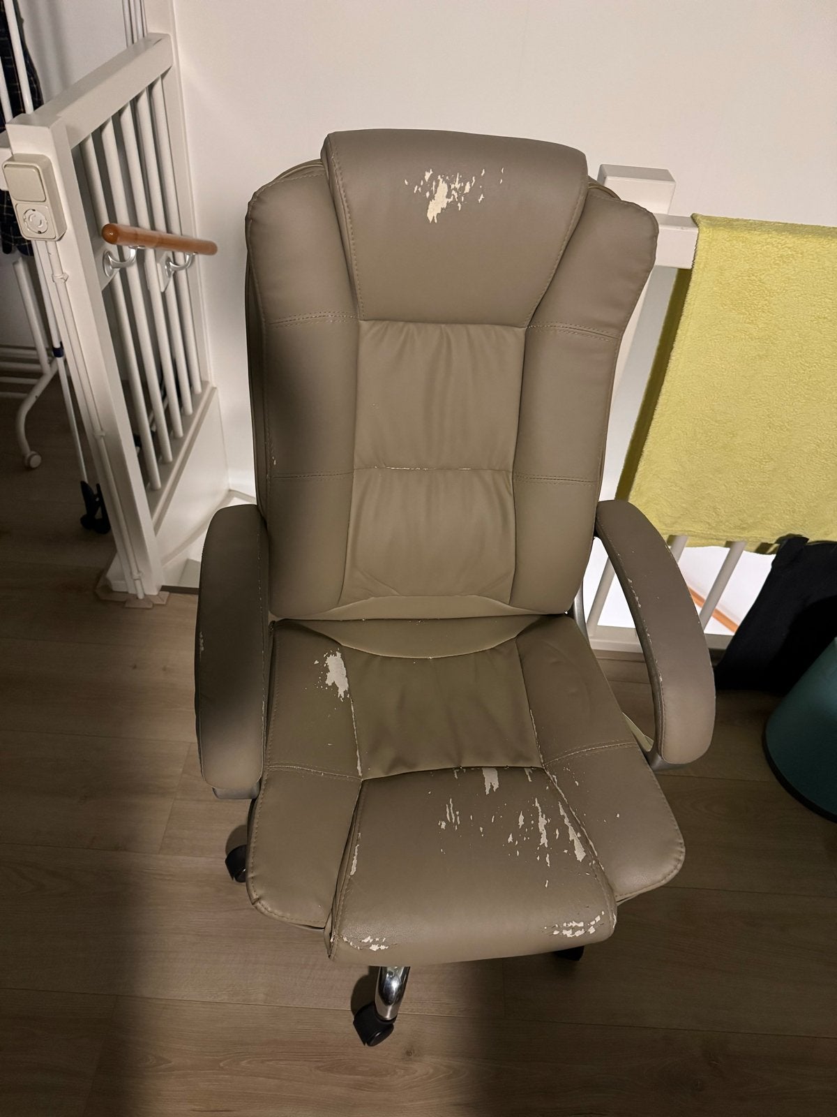 Free to pick up / gratis af te halen Gebruikte bureaustoel, Gebruikt, Info inc., Beige, Info@gmail.com