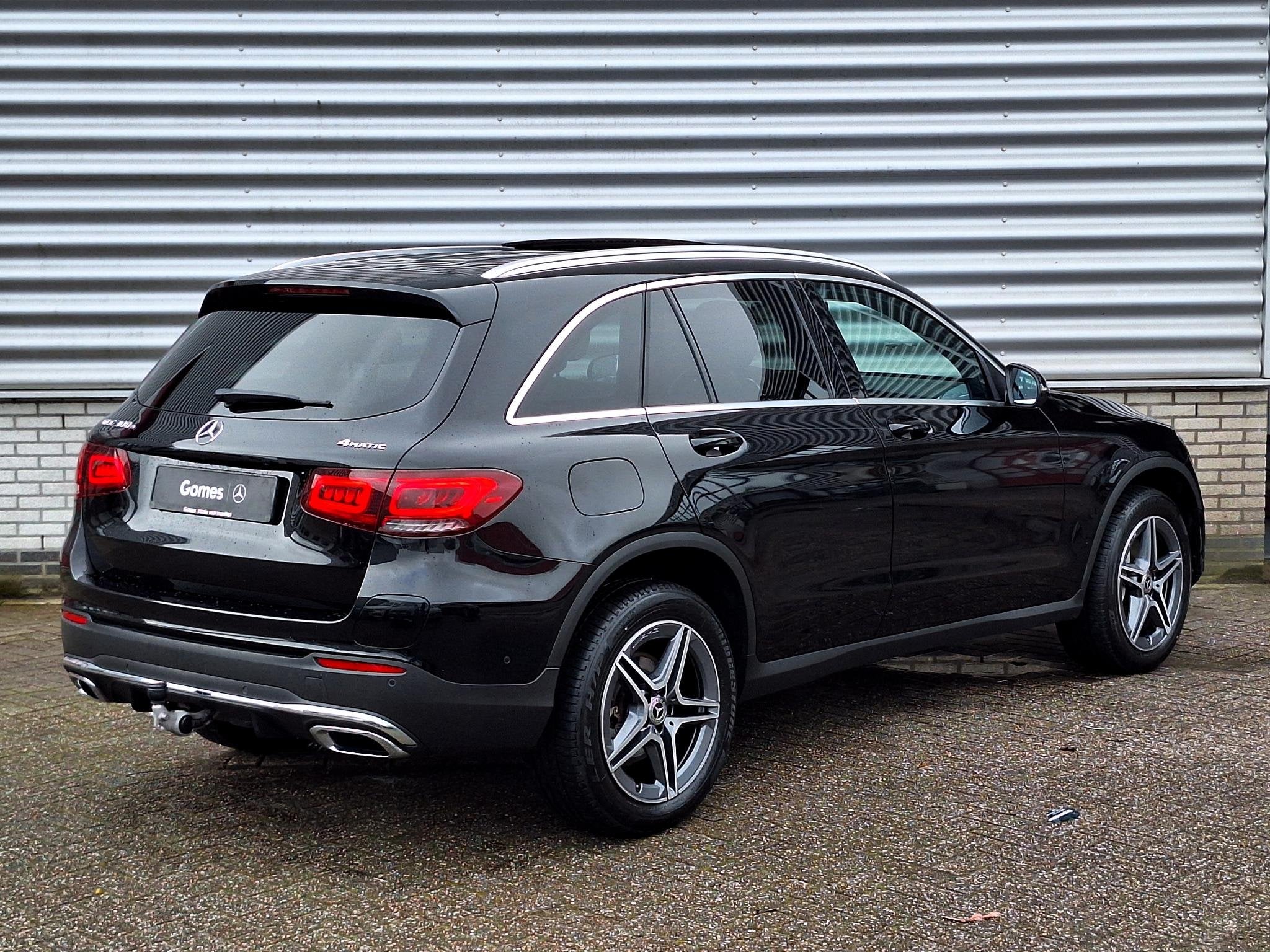 Mercedes-Benz GLC-klasse 300e 4MATIC | Panoramadak | Trekhaa, Auto's, Mercedes-Benz, Automaat, 14 kWh, Gebruikt, 4 cilinders