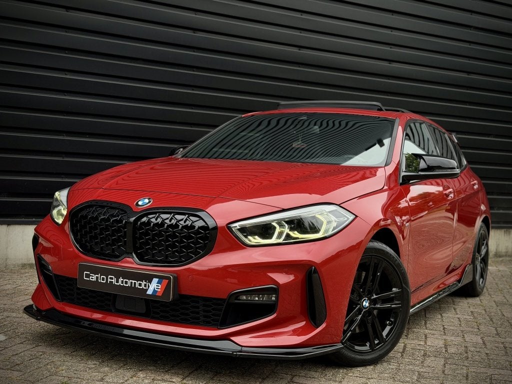 BMW 1-serie 118i M-PERF. M135 PANO|SCHAALSTOEL|HK|HUD|ACC, Gebruikt, 3 cilinders, Automatische klimaatregeling, 695 kg
