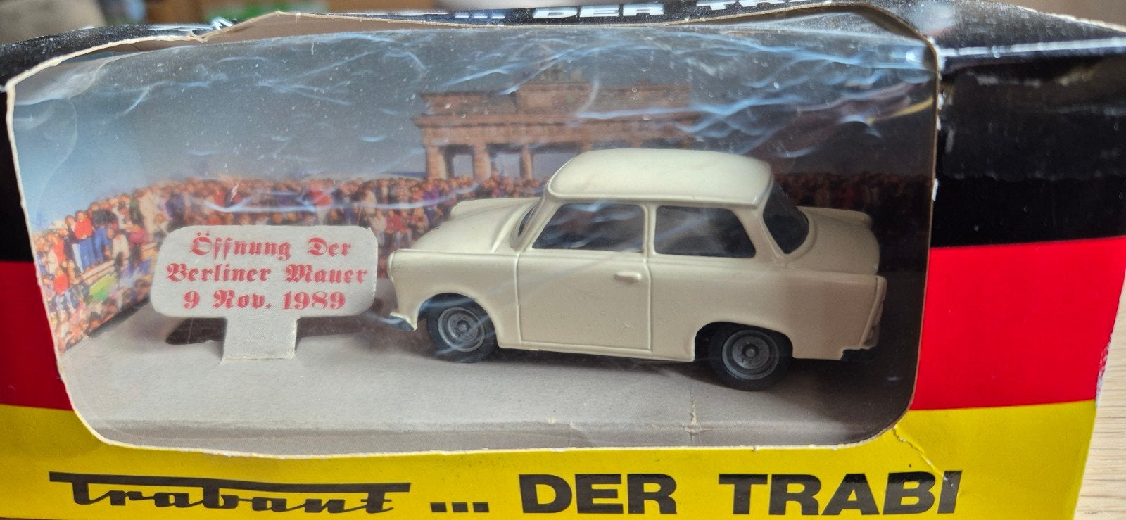 Trabant 'Der Trabi' - Val van de Berlijnse Muur, Ophalen of Verzenden, Groter dan 1:32, Overige merken