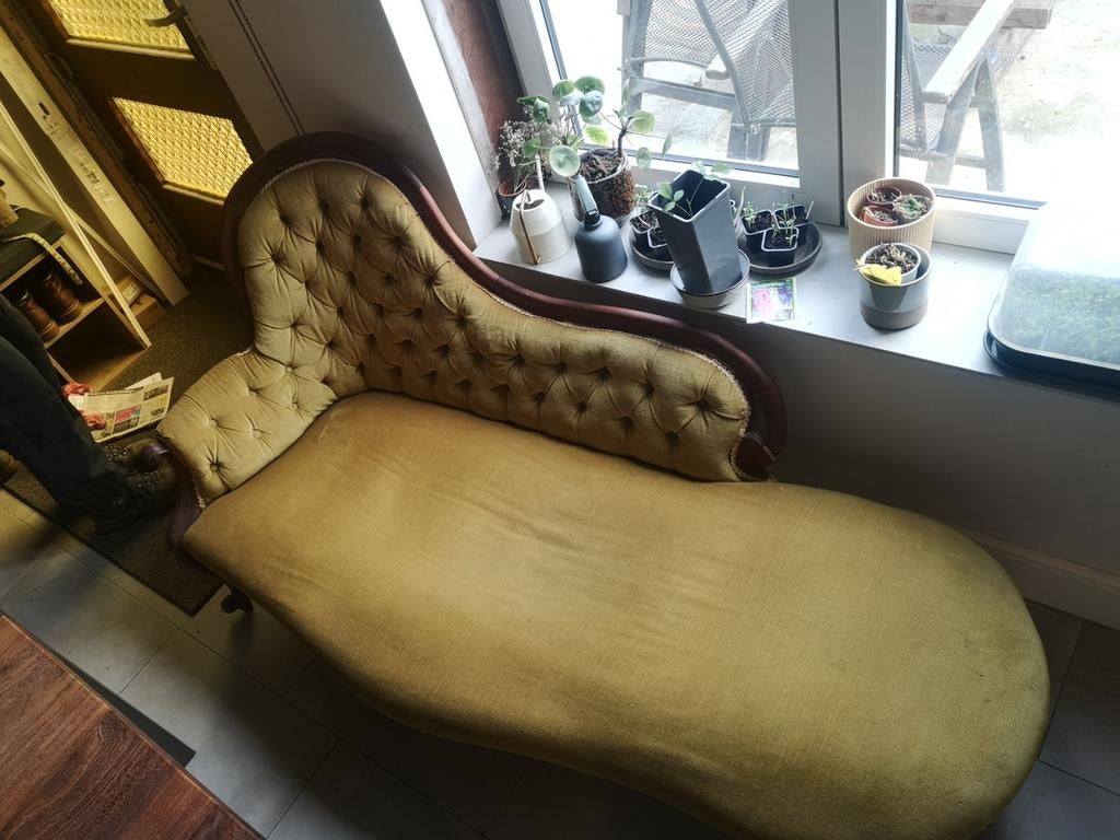 Antieke okergele chaise longue met donker houtwerk, Huis en Inrichting, Gebruikt, 150 tot 200 cm, Tweepersoons, 75 tot 100 cm