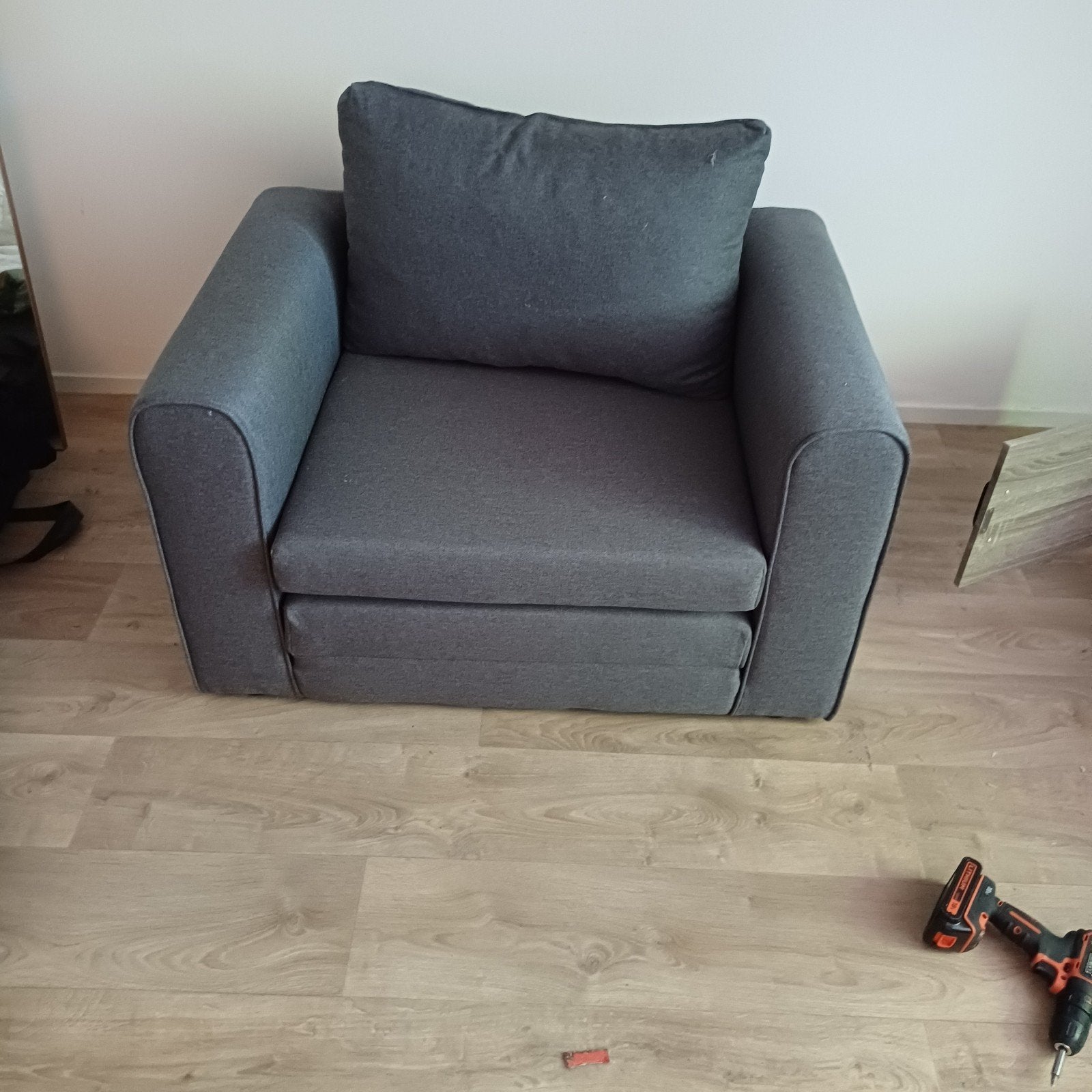 Uitklapbare stoel met nieuw matras - snelle slaapplek, Ophalen of Verzenden, Zo goed als nieuw, Eenpersoons, Grijs
