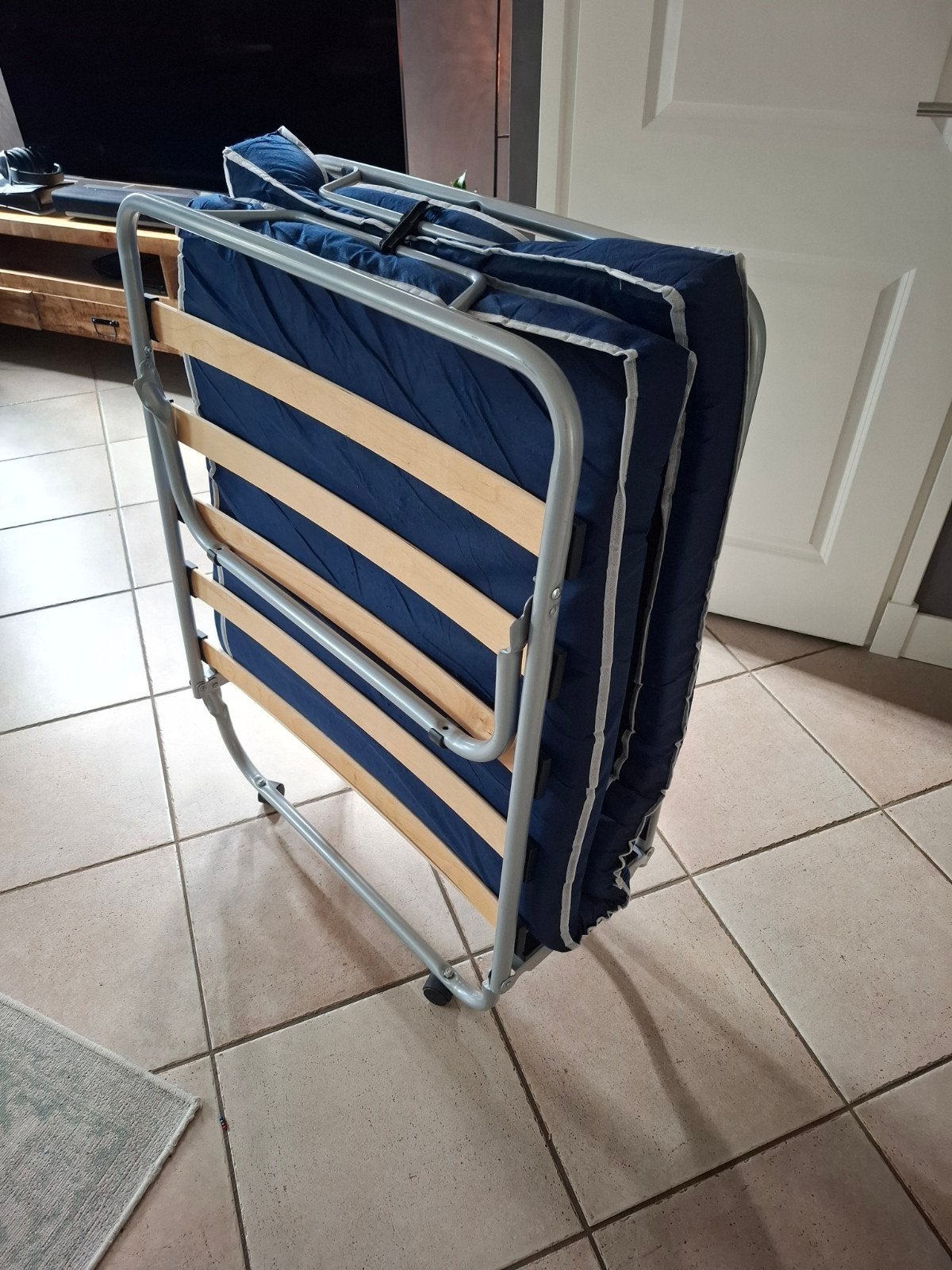 Opvouwbaar logeerbed met matras, Ophalen, Gebruikt, Eenpersoons, Blauw