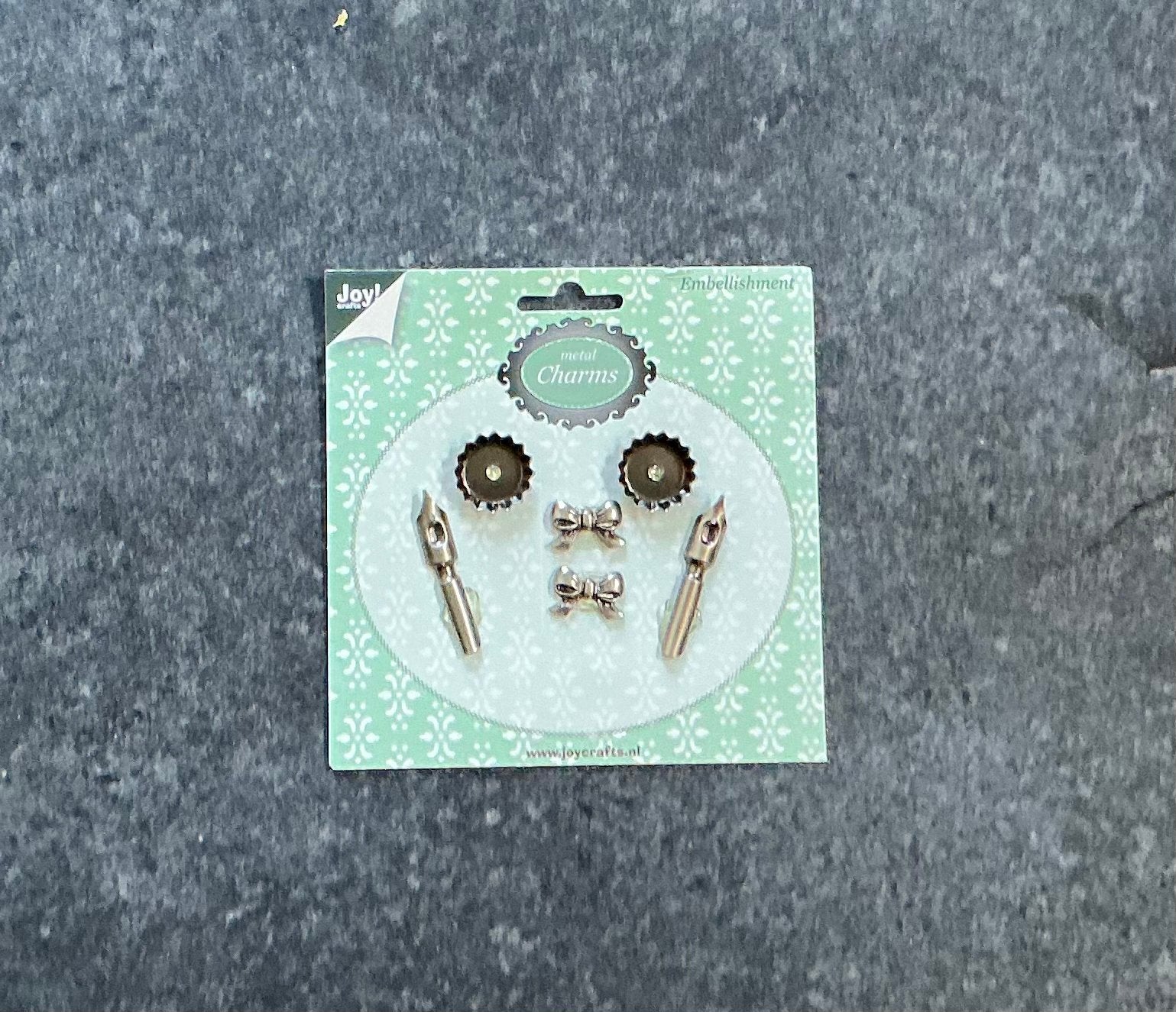 6 metalen charms  voor kaarten en scrapsbooks, Hobby en Vrije tijd, Scrapbooking, Ophalen of Verzenden, Zo goed als nieuw, Versiering of Embellishment