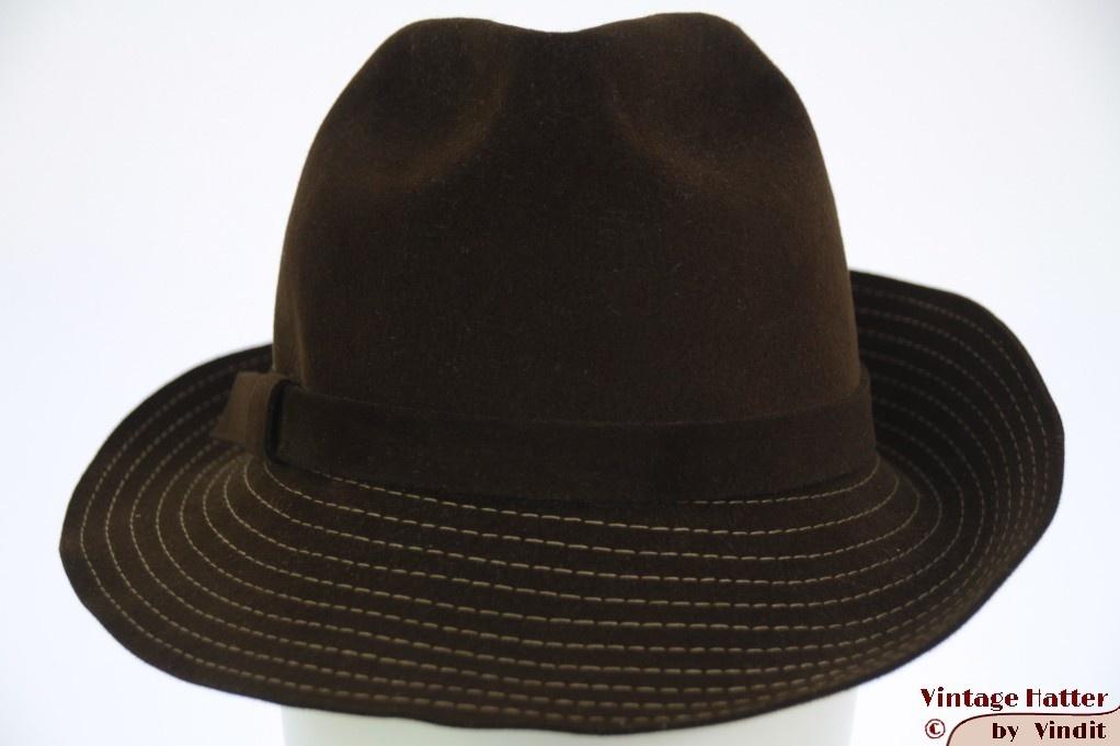 Vintage Dames gleufhoed Wegener bruin met stiksels 55 = S-XS, 55 cm (S, 6⅞ inch) of minder, Hoed, Ophalen of Verzenden, Wegener