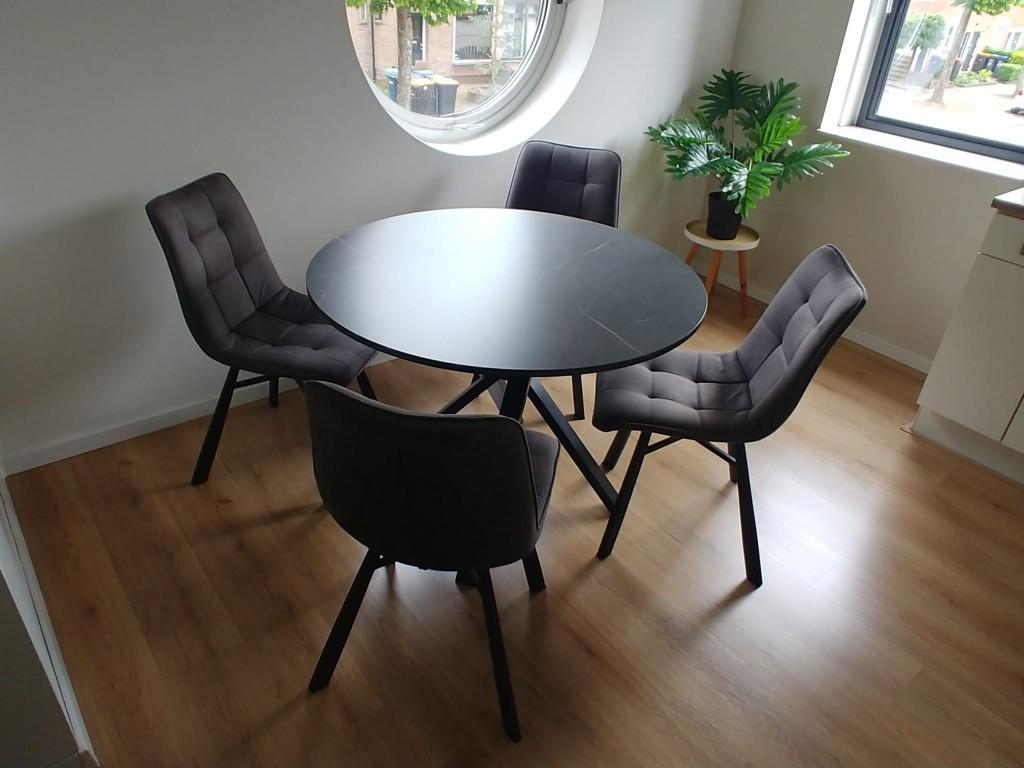 Complete nieuwe marmerlook eethoek - ronde tafel - 4 stoelen, Huis en Inrichting, Complete eetkamers, Ophalen, Zo goed als nieuw