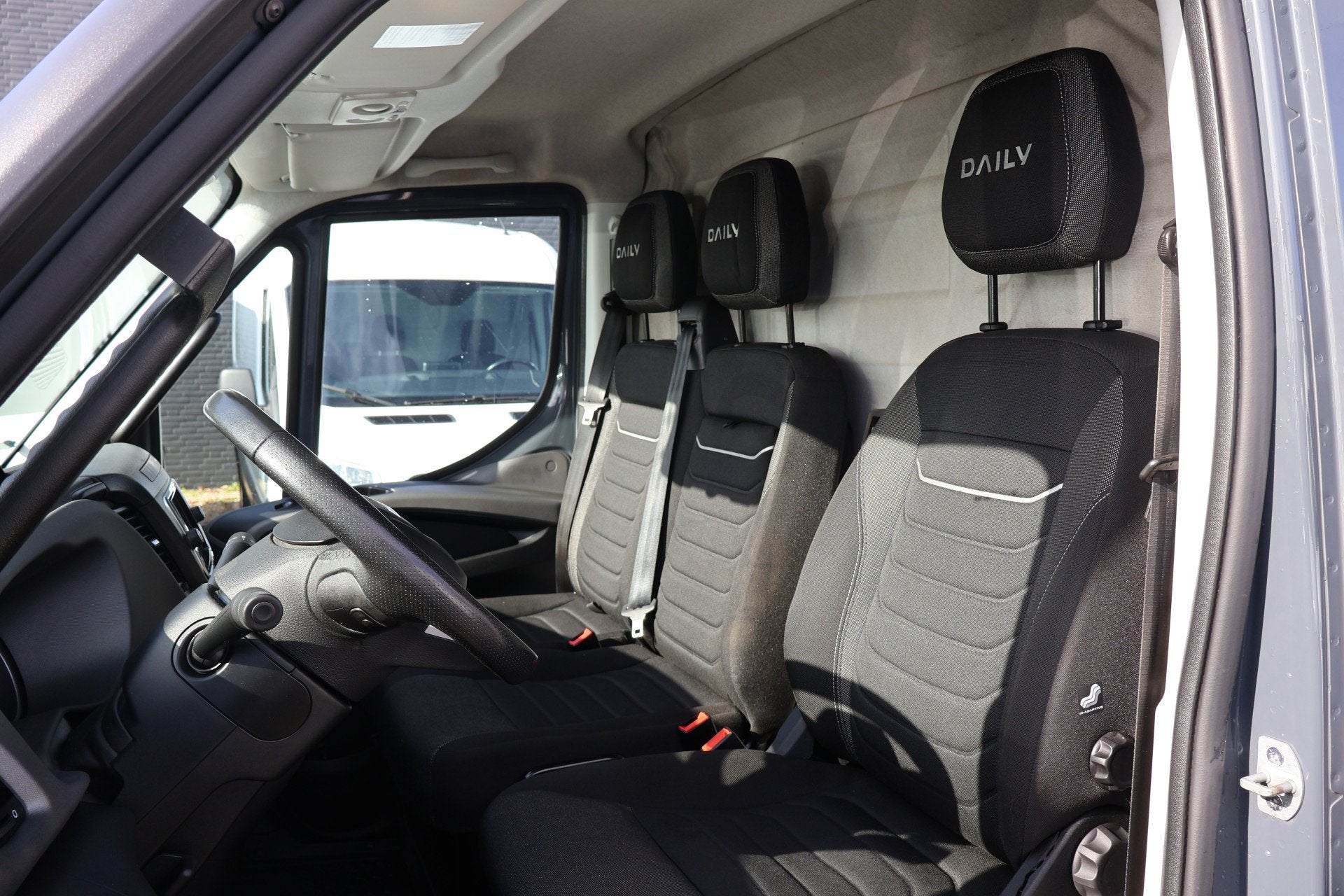 Foto 2 van Iveco Daily 35S18 L2 H2 Automaat Airco Navigatie 3.5T Trekha
