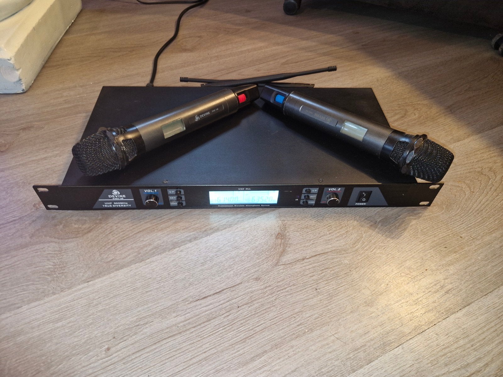 Devine WMC 500 Draadloos Microfoonsysteem met 2 Microfoons, Ophalen, Gebruikt, Zangmicrofoon, Draadloos
