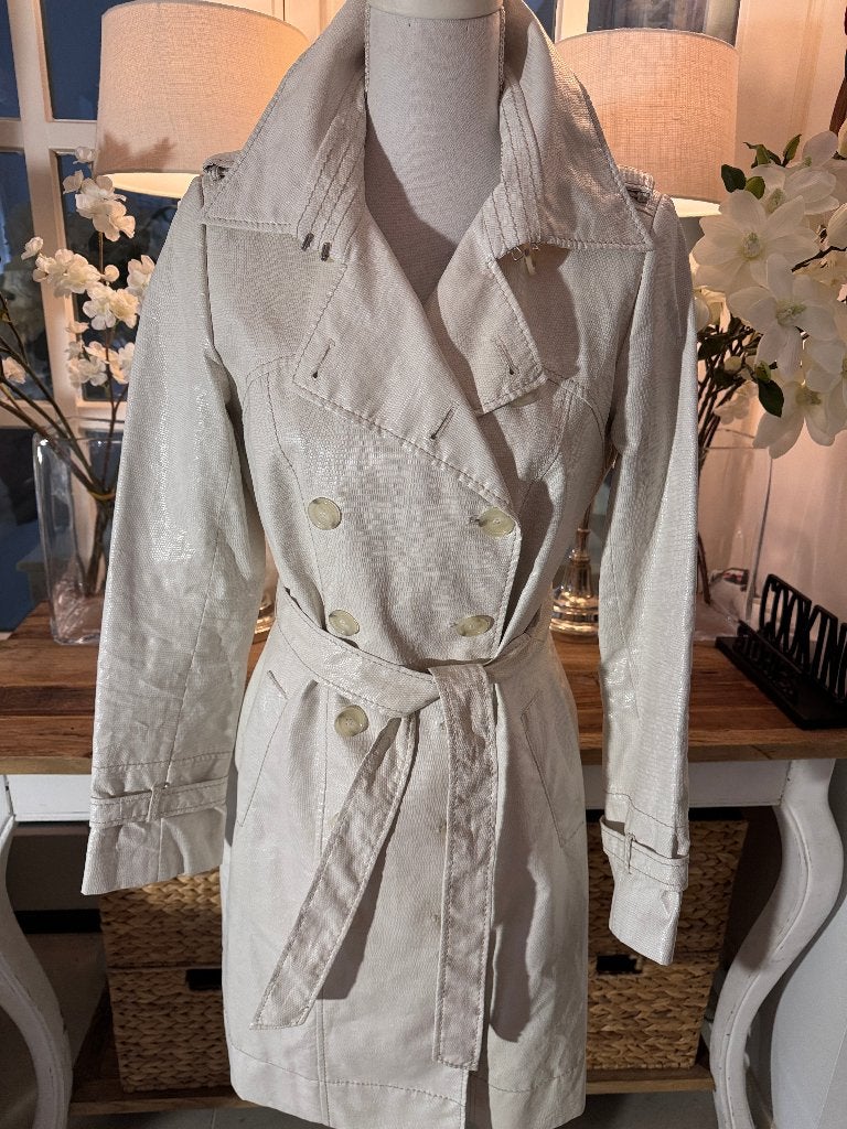 Chique, Witte trench./tussenjas Claudia Strater, 36/s, ZGAN., Kleding | Dames, Verzenden, Zo goed als nieuw, Maat 36 (S), Wit