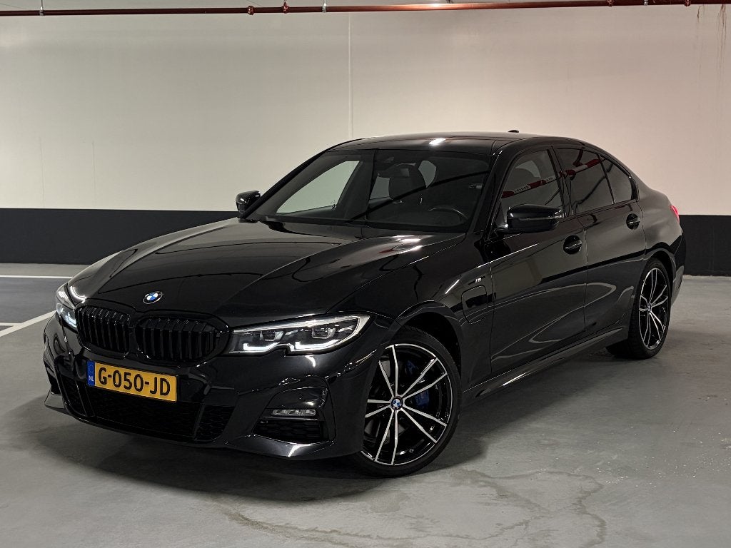 BMW 3-Serie 330e 292pk M Sport - H&K - Head up - Dealer ond., 1998 cc, Achterwielaandrijving, Euro 6, Zwart