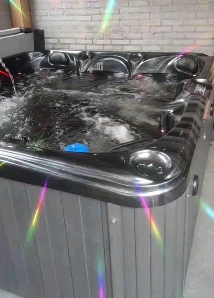 Jacuzzi Devine Spa Praise Classic 6 persoon met cover, Ophalen, Gebruikt, Afdekzeil, Vast