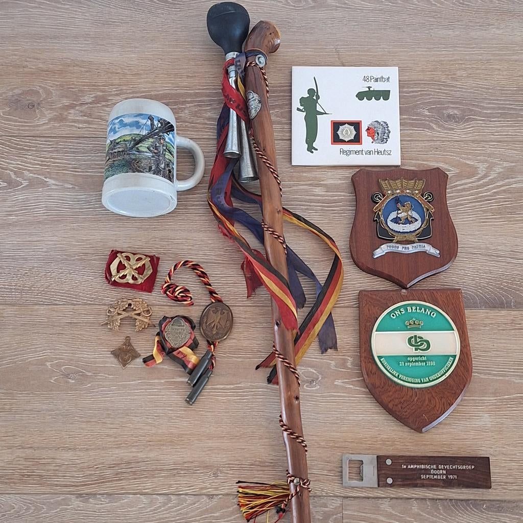 Militaria schilden reservisten stok pul opener emblemen, Ophalen, Nederland, Embleem of Badge