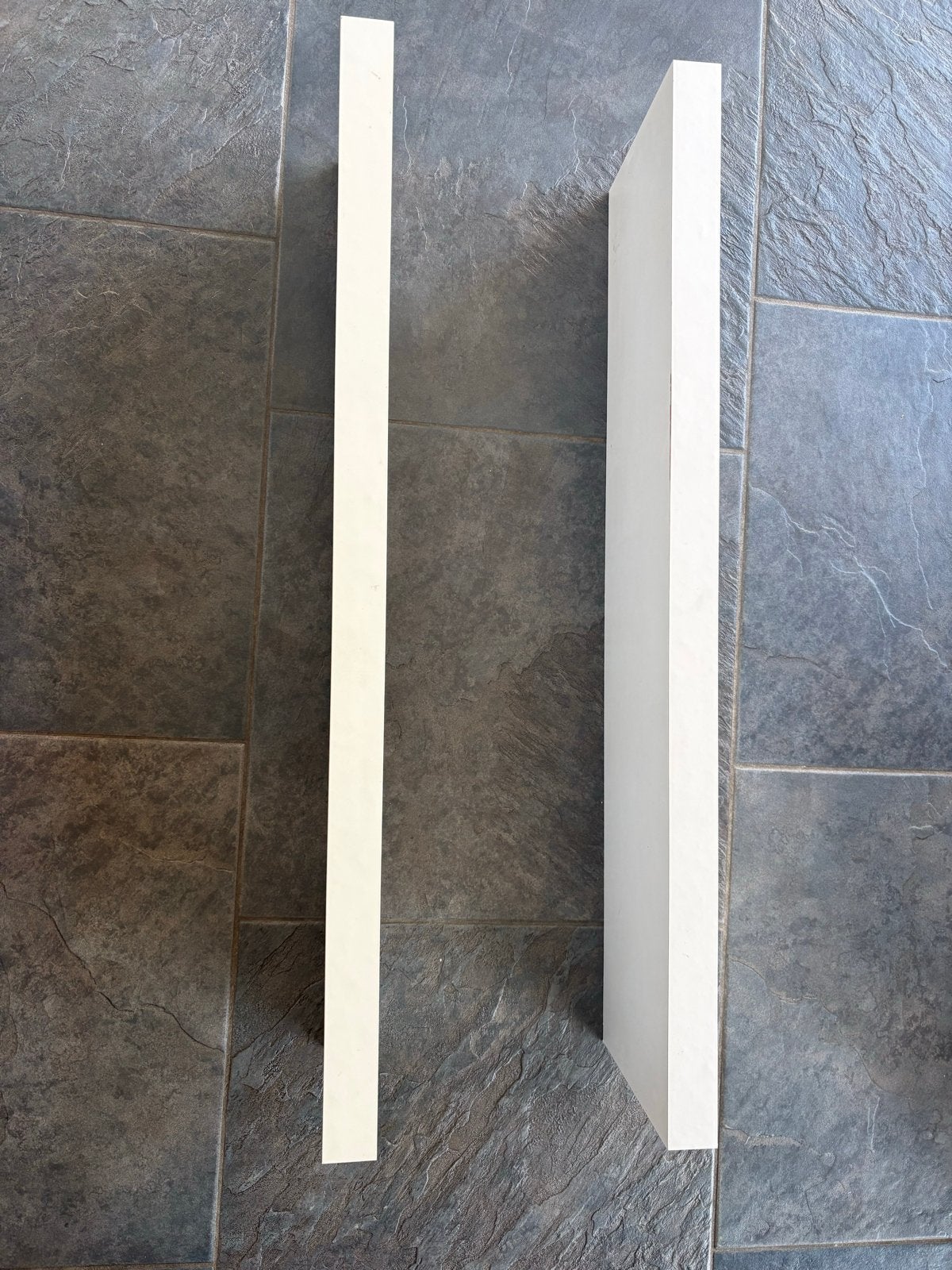 Gratis 2x Witte zwevende planken, wandplanken, Huis en Inrichting, Woonaccessoires | Wandplanken en Boekenplanken, Ophalen, Gebruikt