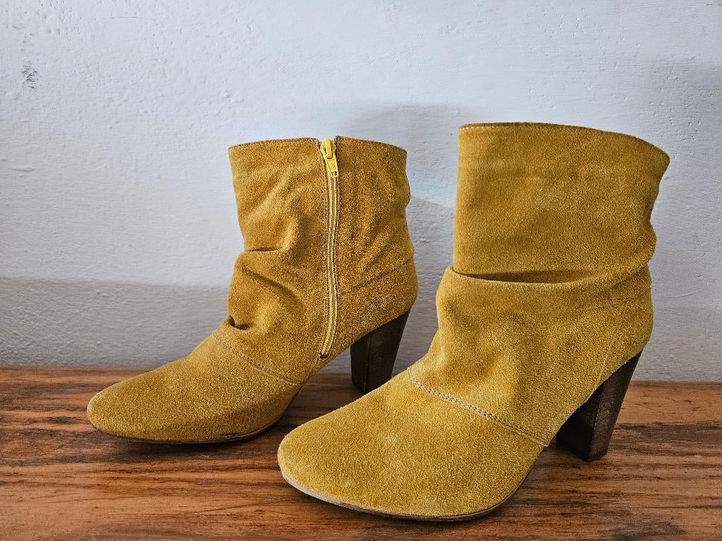 Mooie nieuwe gele suede enkellaarsjes van Invito mt. 40, Geel, Lage of Enkellaarzen, Ophalen of Verzenden, Zo goed als nieuw