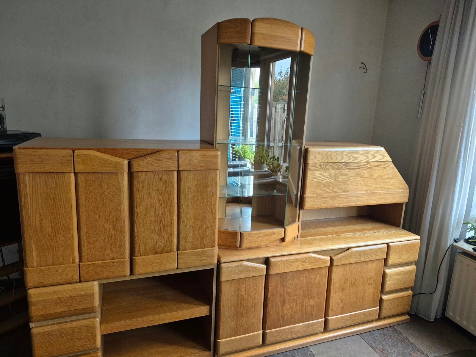 Zo goed als nieuwe eikenhouten wand en vitrine kast, Ophalen, Eikenhout, Zo goed als nieuw, 150 tot 200 cm