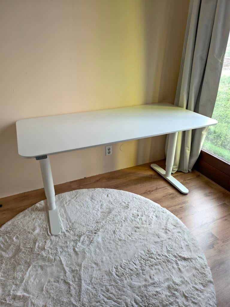 Elektrisch zit-sta bureau met handige kabelgoot, Ophalen, Zit-sta bureau, Zo goed als nieuw, Wit