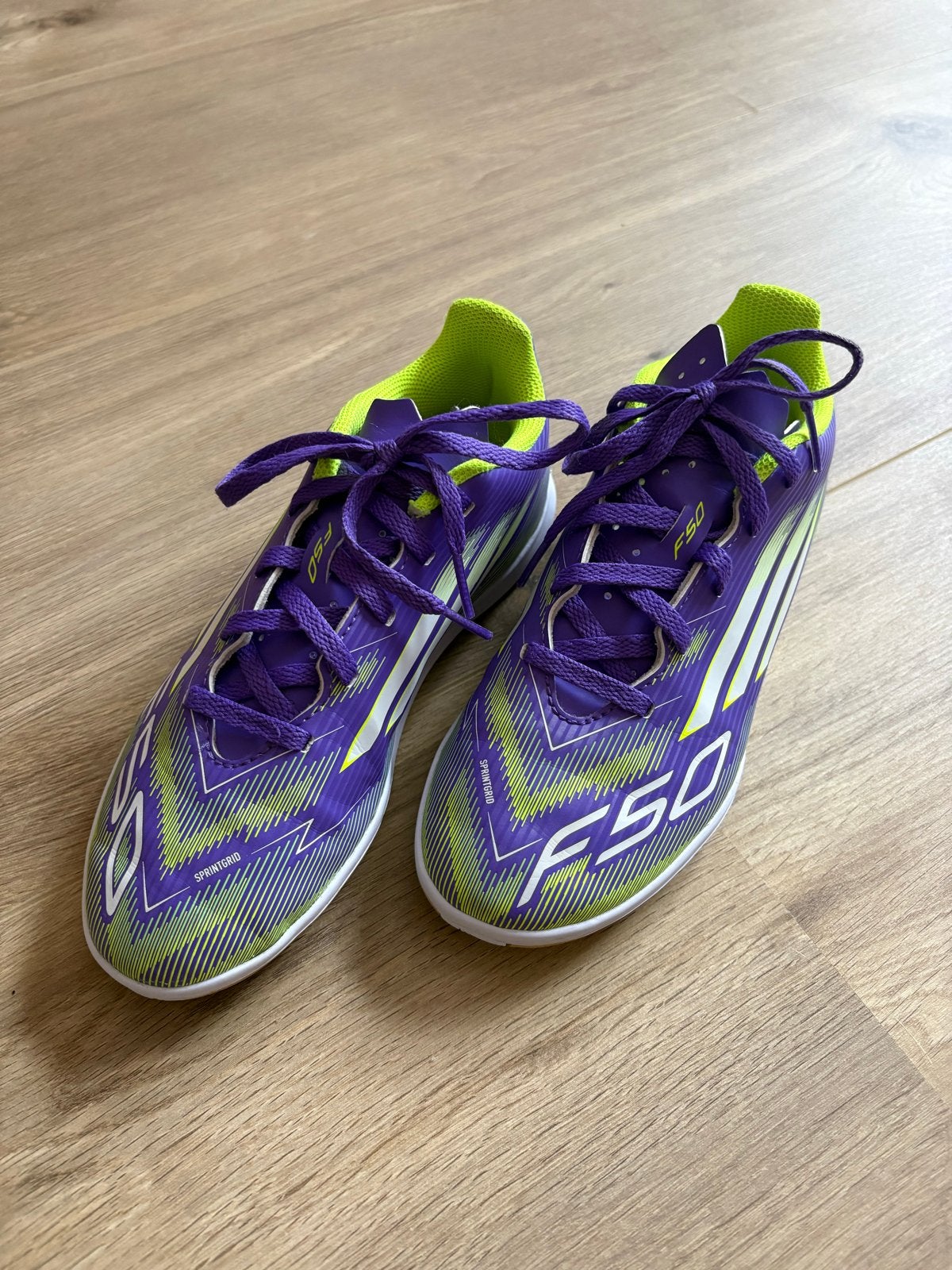 Adidas F50 zaalschoenen - Paars/Neon Groen, Maat XS of kleiner, Schoenen, Ophalen of Verzenden, Zo goed als nieuw