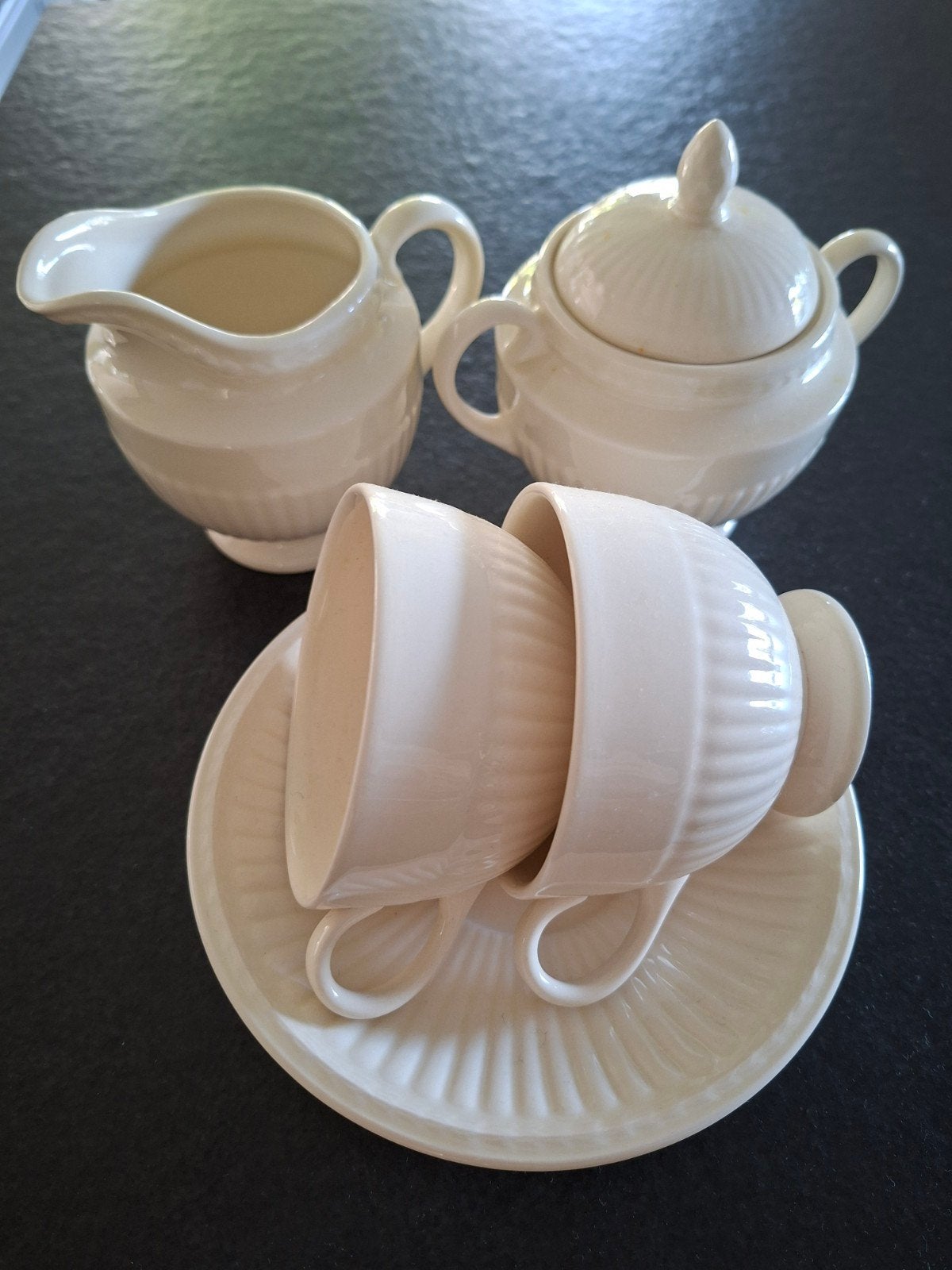 Wedgwood, 2 kop en schotels en melkkannetje en suikerpotje, Ophalen of Verzenden, Zo goed als nieuw, Kop(pen) en/of Schotel(s)