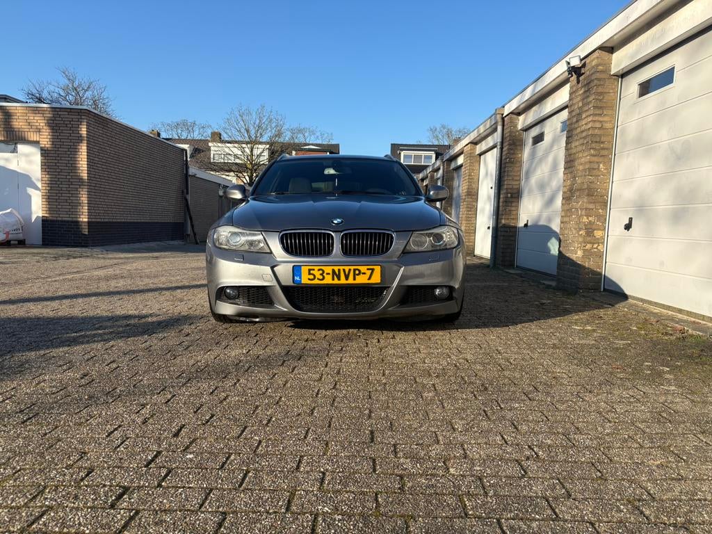 BMW 320 Touring AUT 2010 Grijs - Nieuwe Distributie, Auto's, Automaat, Achterwielaandrijving, 1995 cc, 4 cilinders