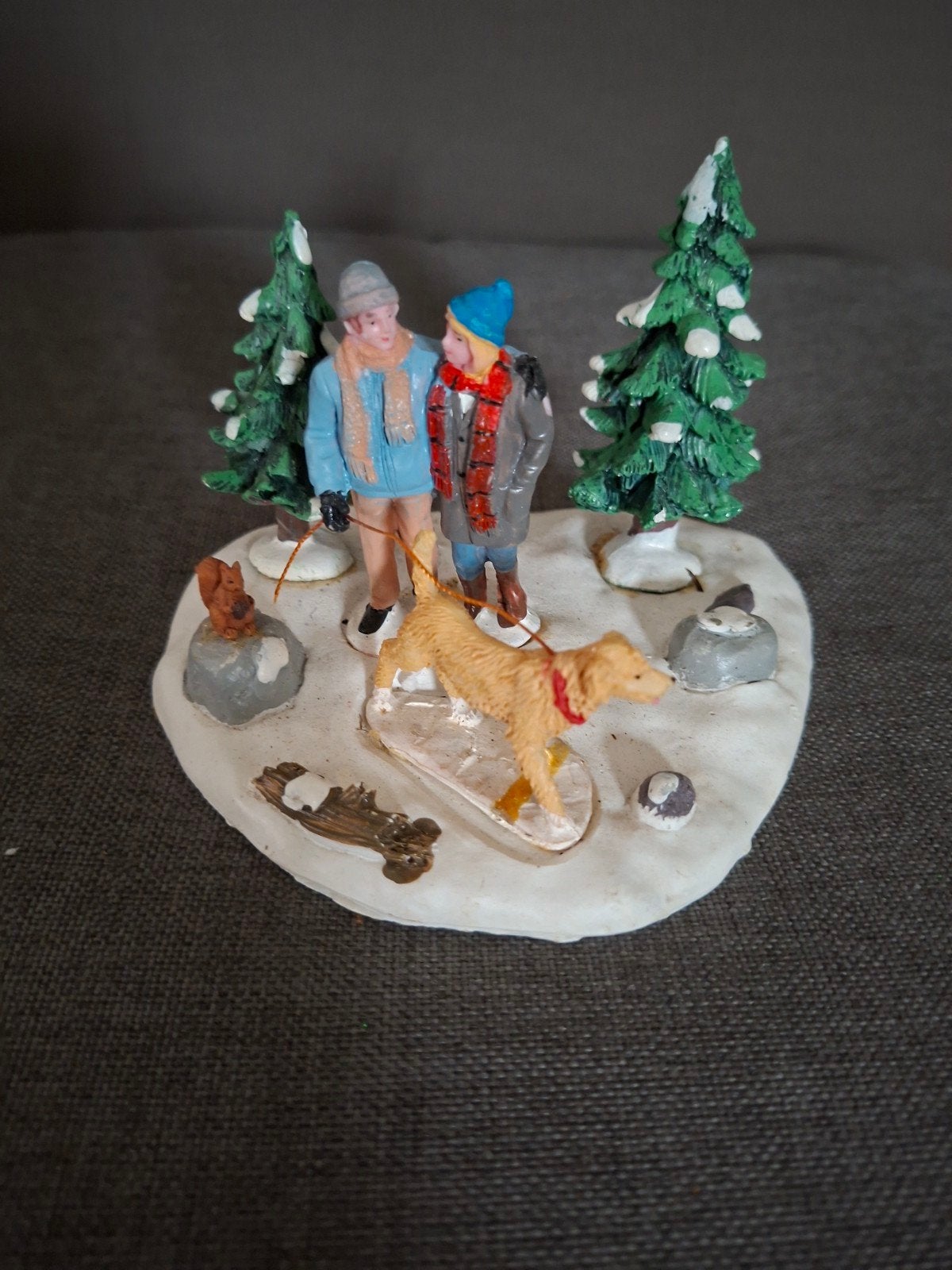 kerstdorp, man en vrouw, hond en eekhoorn, Diversen, Ophalen of Verzenden, Zo goed als nieuw