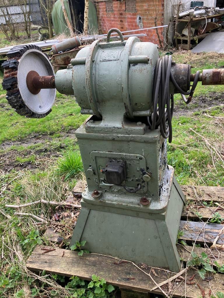 Oude bandenslijpmachine - decoratie/onderdelen, Ophalen, Gebruikt