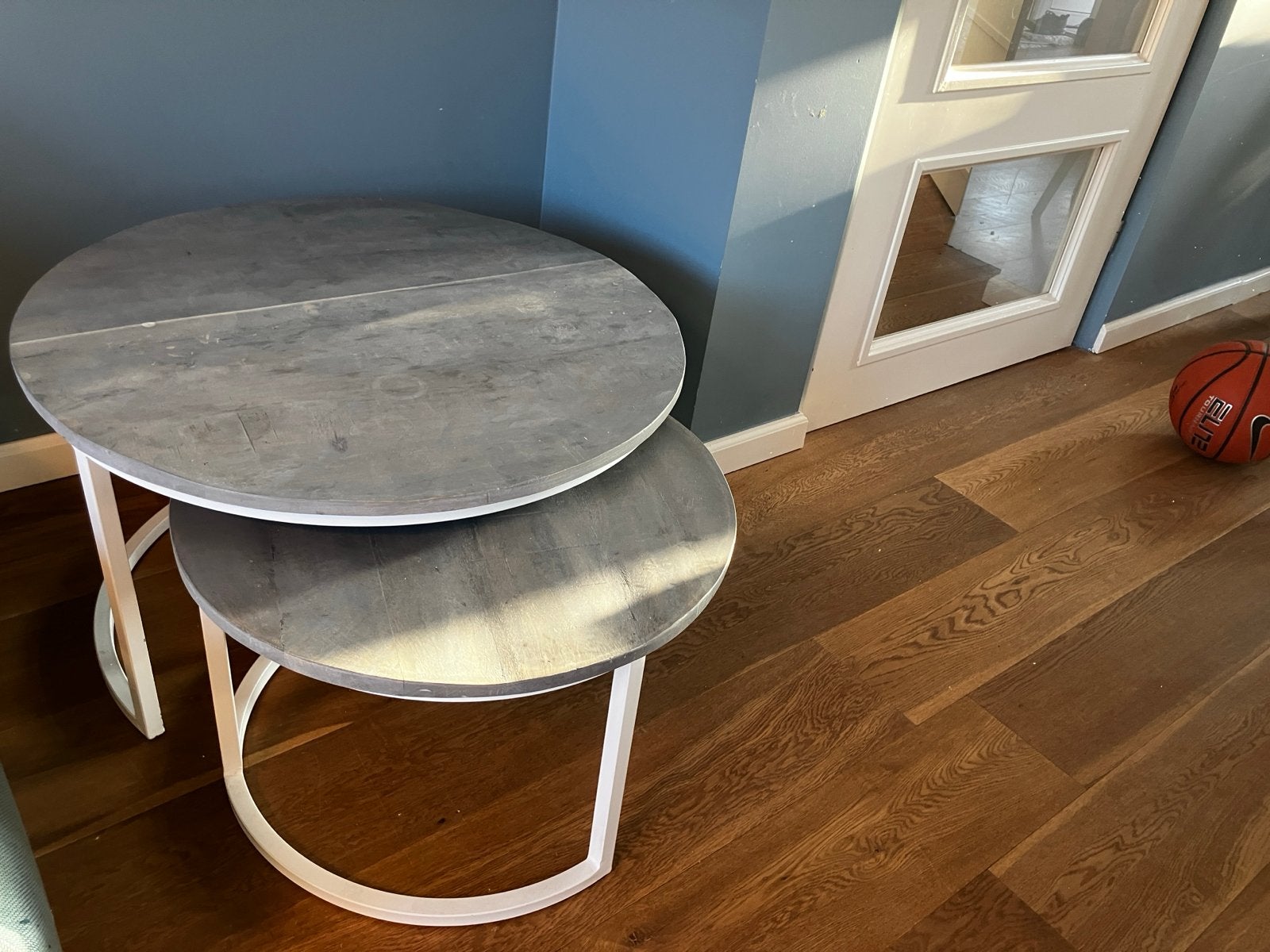 Set van 2 Salontafels - Grijs met Wit Onderstel, Huis en Inrichting, Tafels | Salontafels, Ophalen, Gebruikt, Rond, 50 tot 100 cm